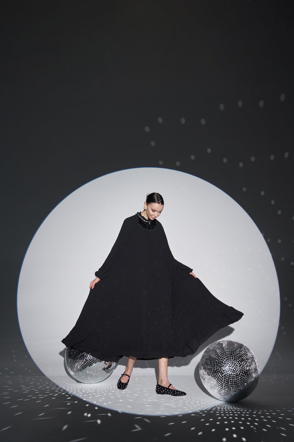 Yakası Taş Detaylı Şifon Pilise Elbise - siyah