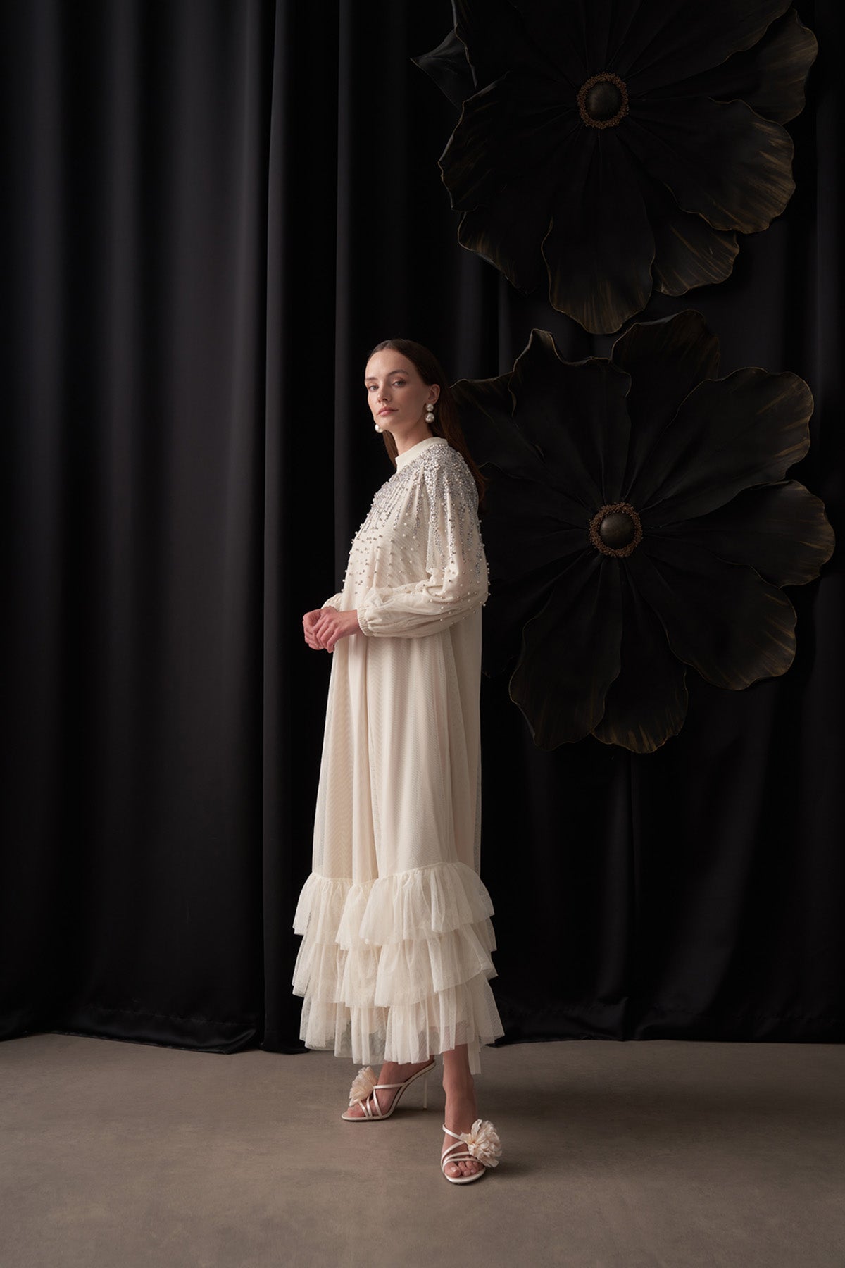 Yakası Sarkık Taşlı Kol Arası Piliseli Elbise - Krem