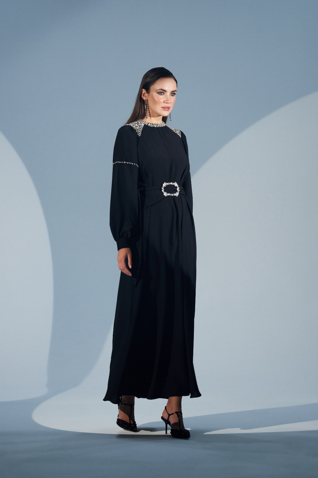 Yaka ve Omuzlarda Taş İşleme Detaylı Kemerli Elbise - siyah