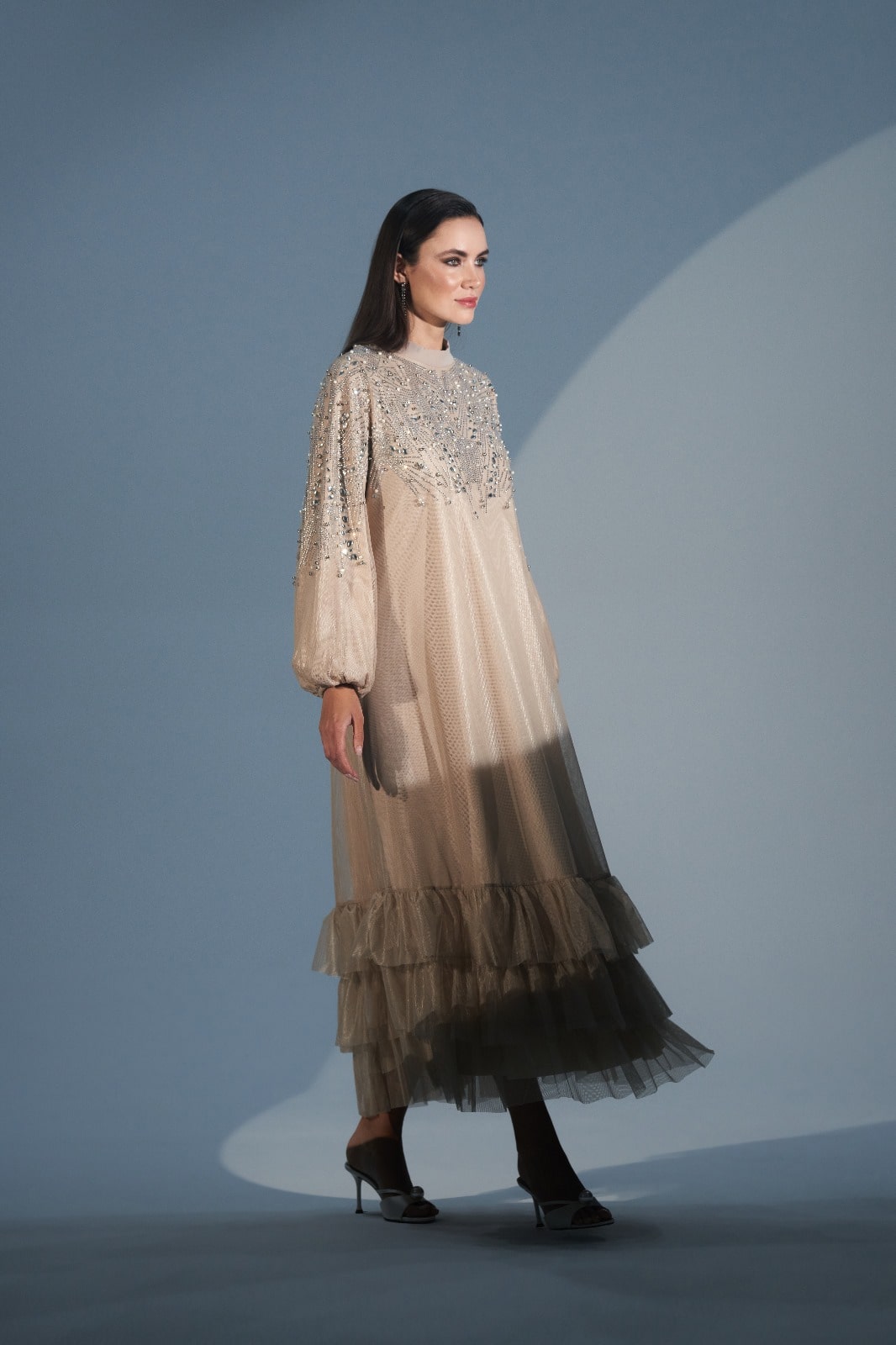 Önü Taş Baskılı Eteği Fırfır Detaylı Elbise - bej