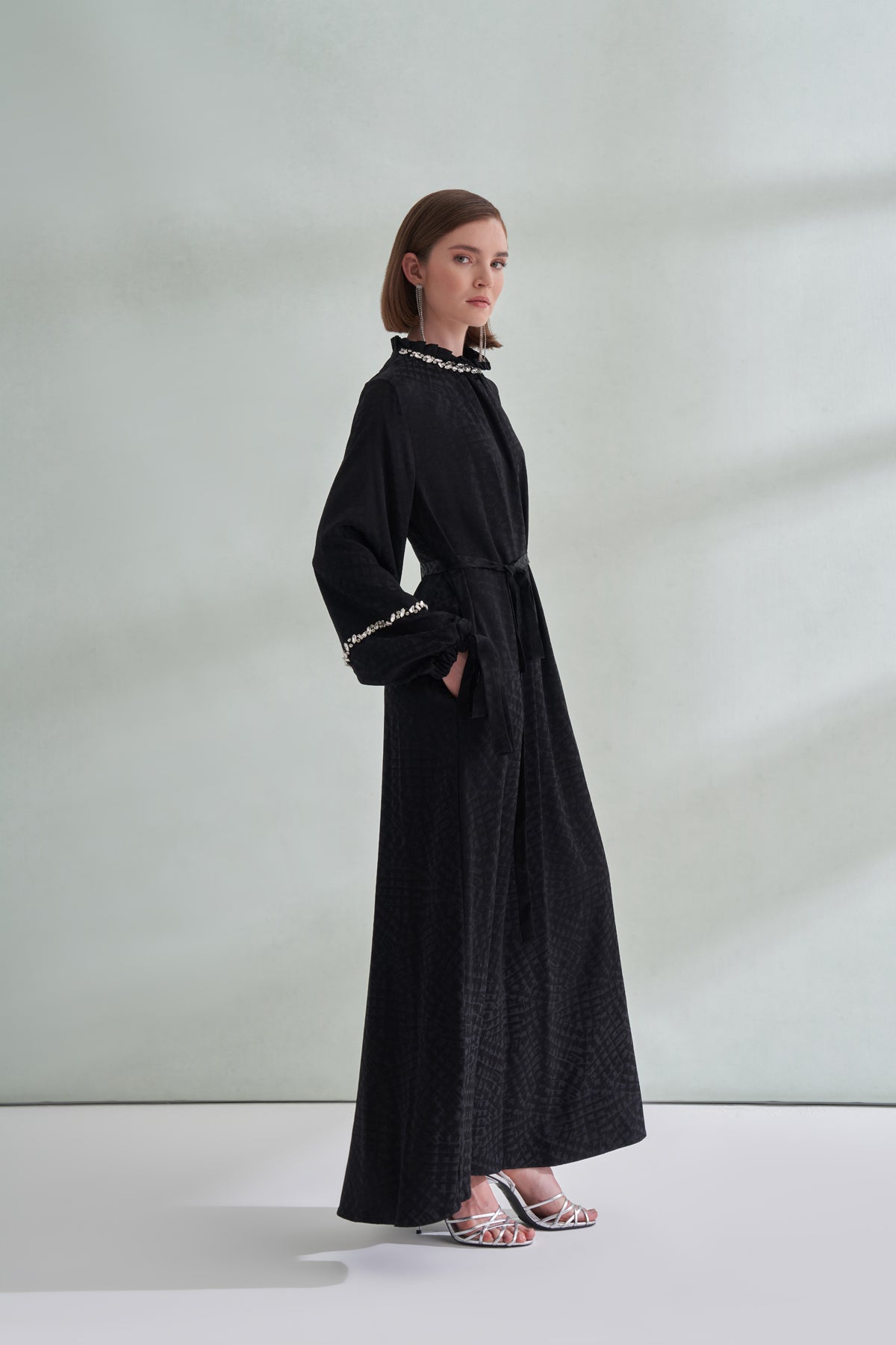 Yaka Ucu Taş ve Fırfır Detaylı Kolu Bağlamalı Jakar Elbise - siyah