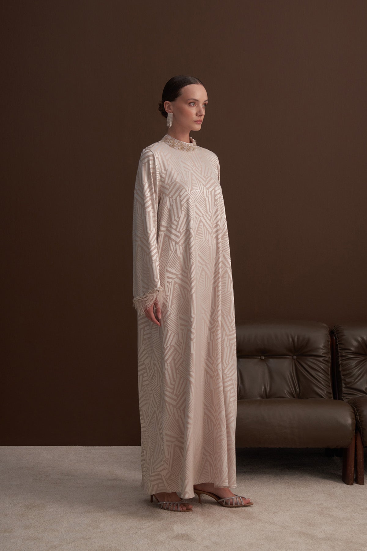 Yakası Taş ve Tüy Detaylı Elbise - Bej