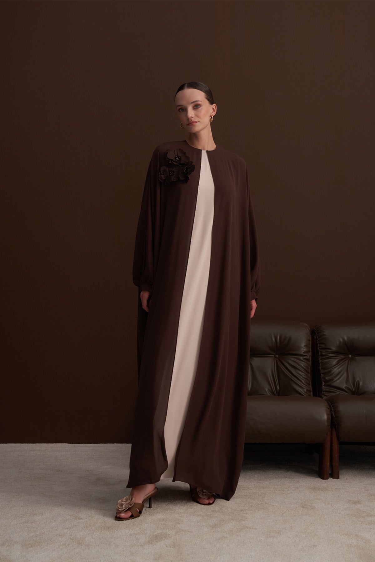 Çiçek Aksesuar Detaylı Şifon Elbise - kahve