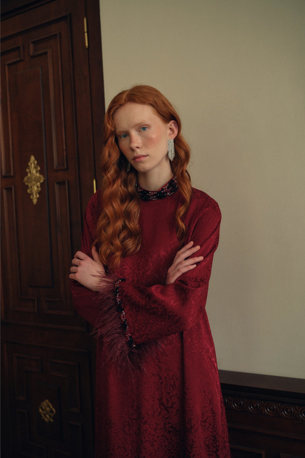 Taş ve Tüy Detaylı Jakarlı Elbise - bordo