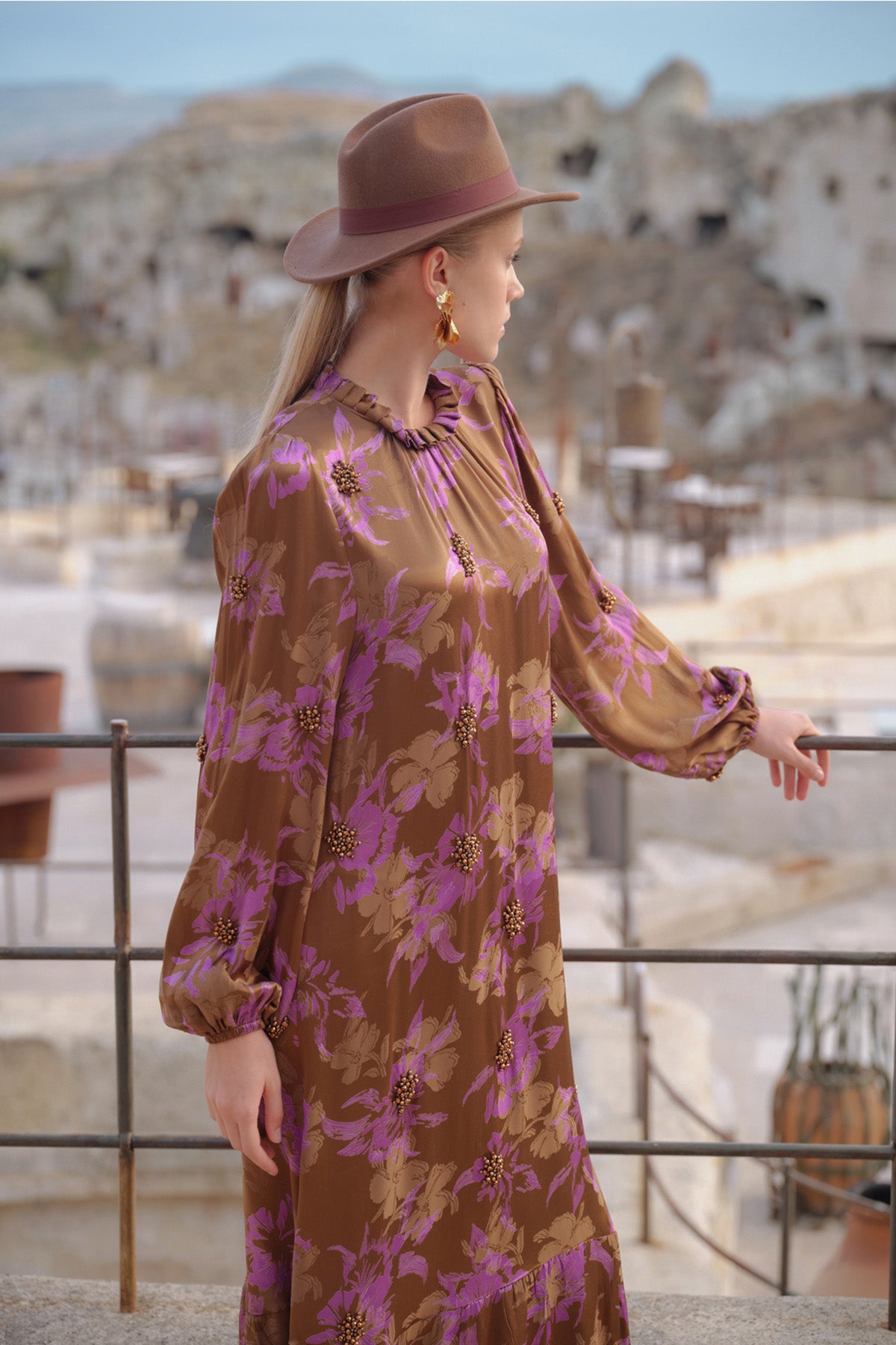 Yaka Fırfır Detaylı Boncuk İşleme Jakarlı Elbise - camel