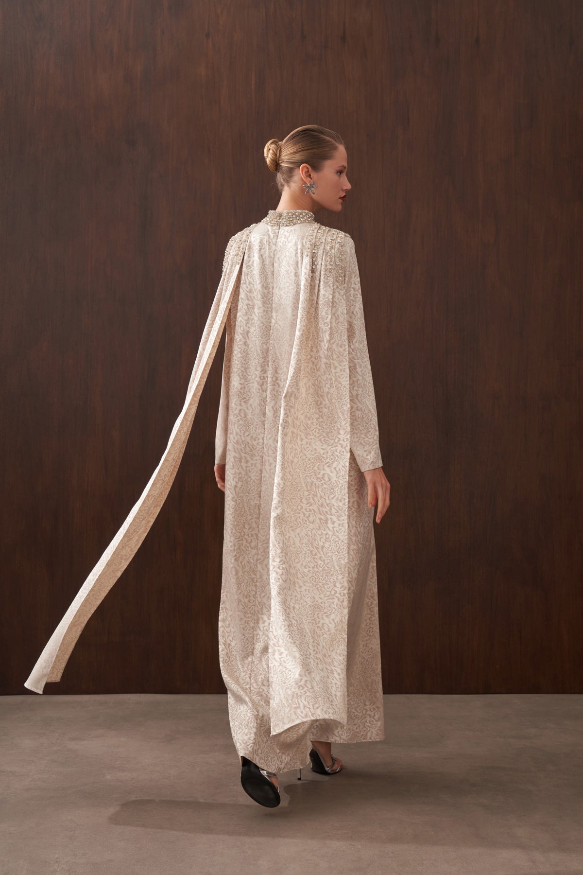 Jakar İpek Kumaş Hakim Yaka Elişi Detaylı Elbise - bej