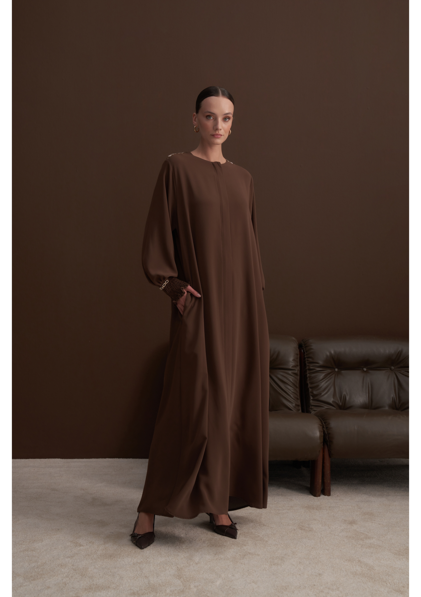 Kol Uçları ve Omuzda Zincir Taş Detaylı Ferace - kahverengi