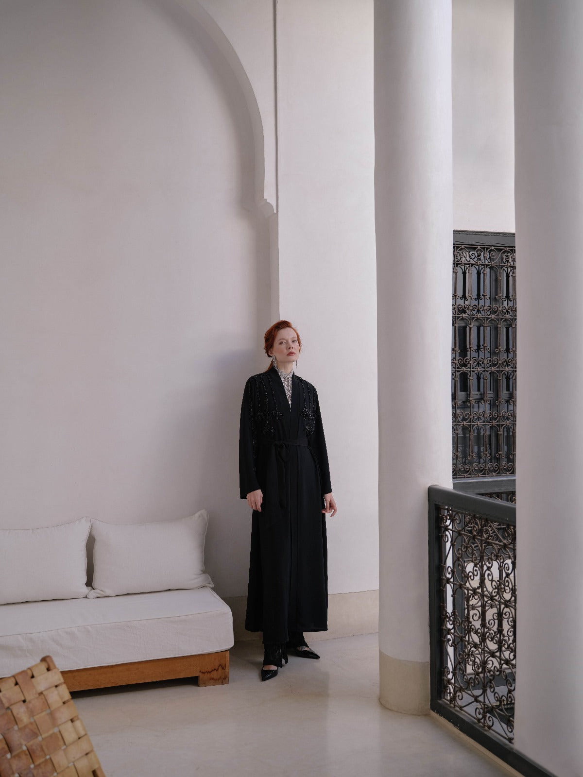 Önü Ve Kolları Taş İşlemeli Abaya - Siyah