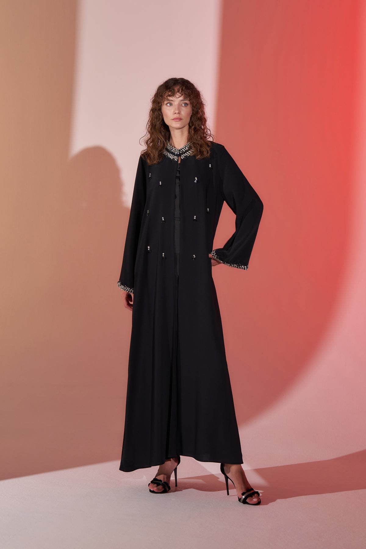 Yakası Ve Kol Uçları Taş İşlemeli Abaya - Siyah