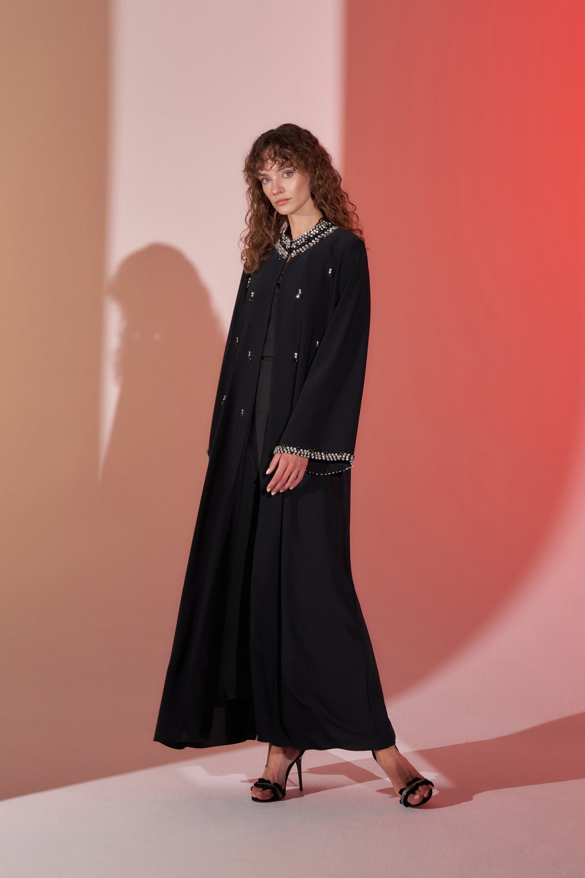 Yakası Ve Kol Uçları Taş İşlemeli Abaya - Siyah