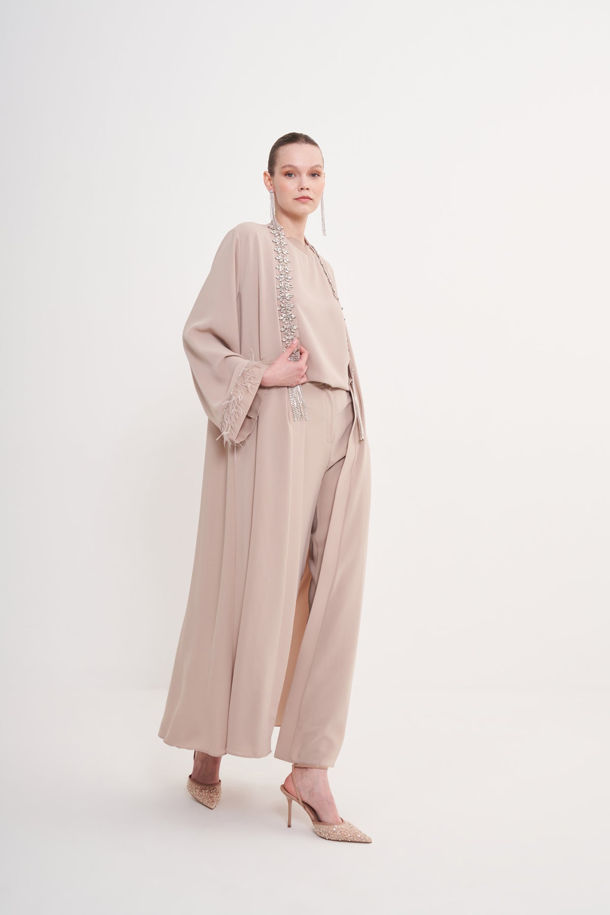 Önü Sarkık Taşlı Kolları Tüy Detaylı Abaya - bej