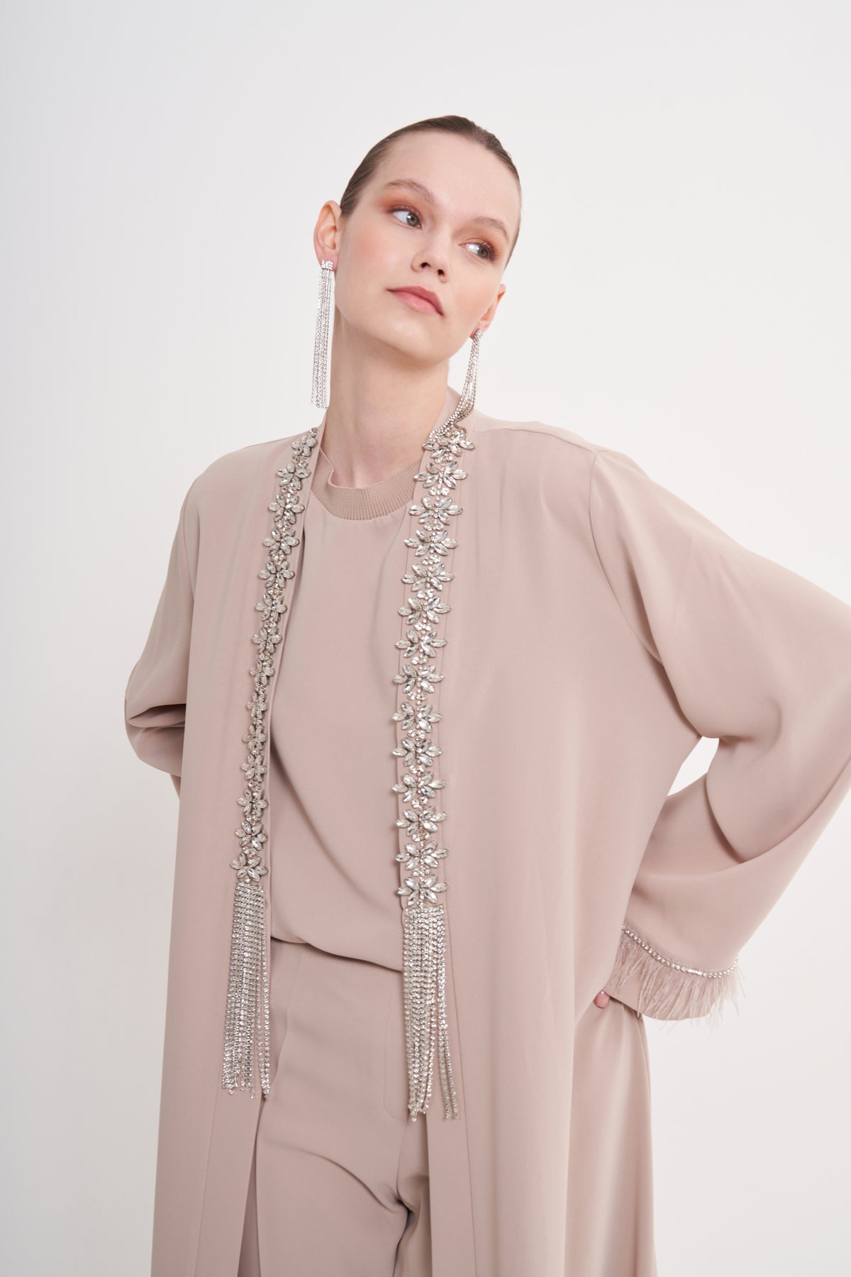Önü Sarkık Taşlı Kolları Tüy Detaylı Abaya - bej