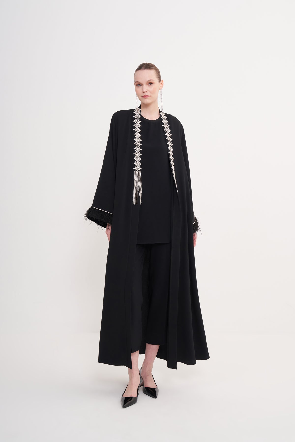 Önü Sarkık Taşlı Kolları Tüy Detaylı Abaya - siyah