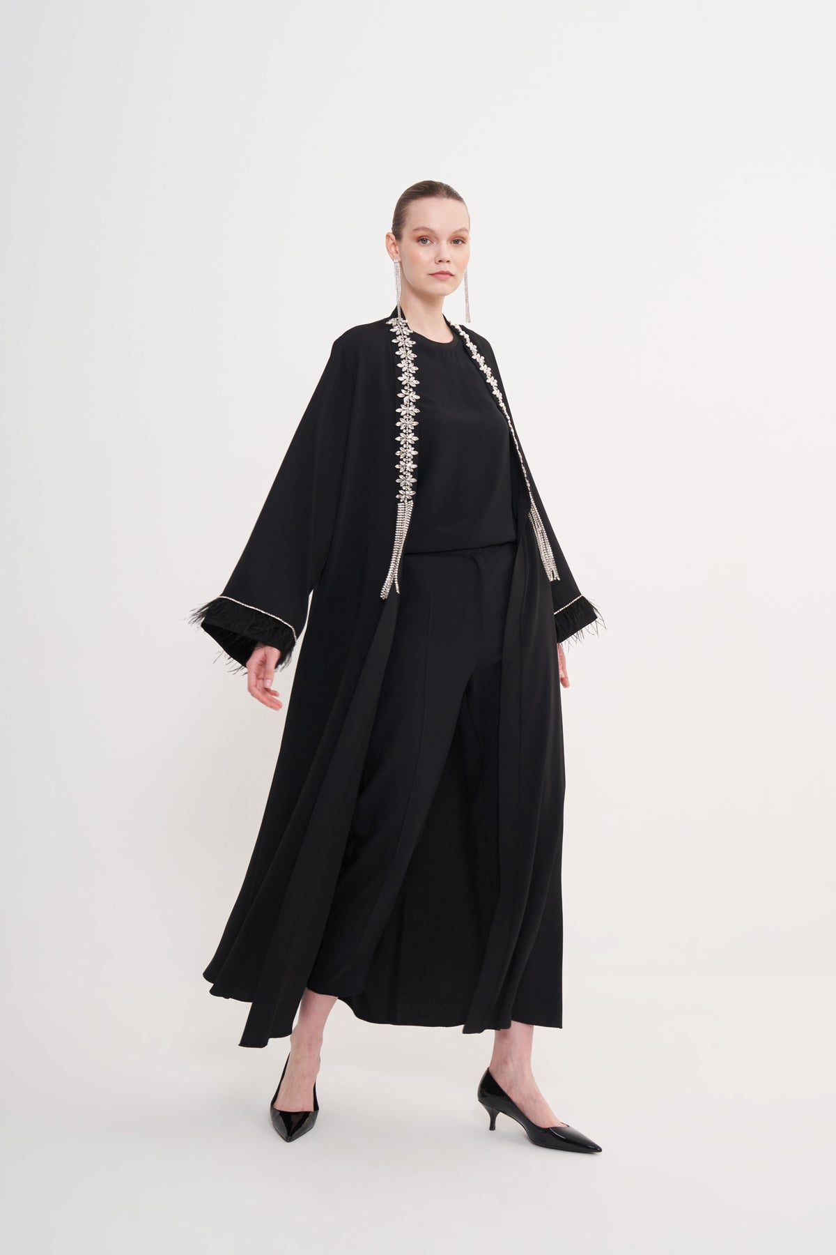 Önü Sarkık Taşlı Kolları Tüy Detaylı Abaya - siyah