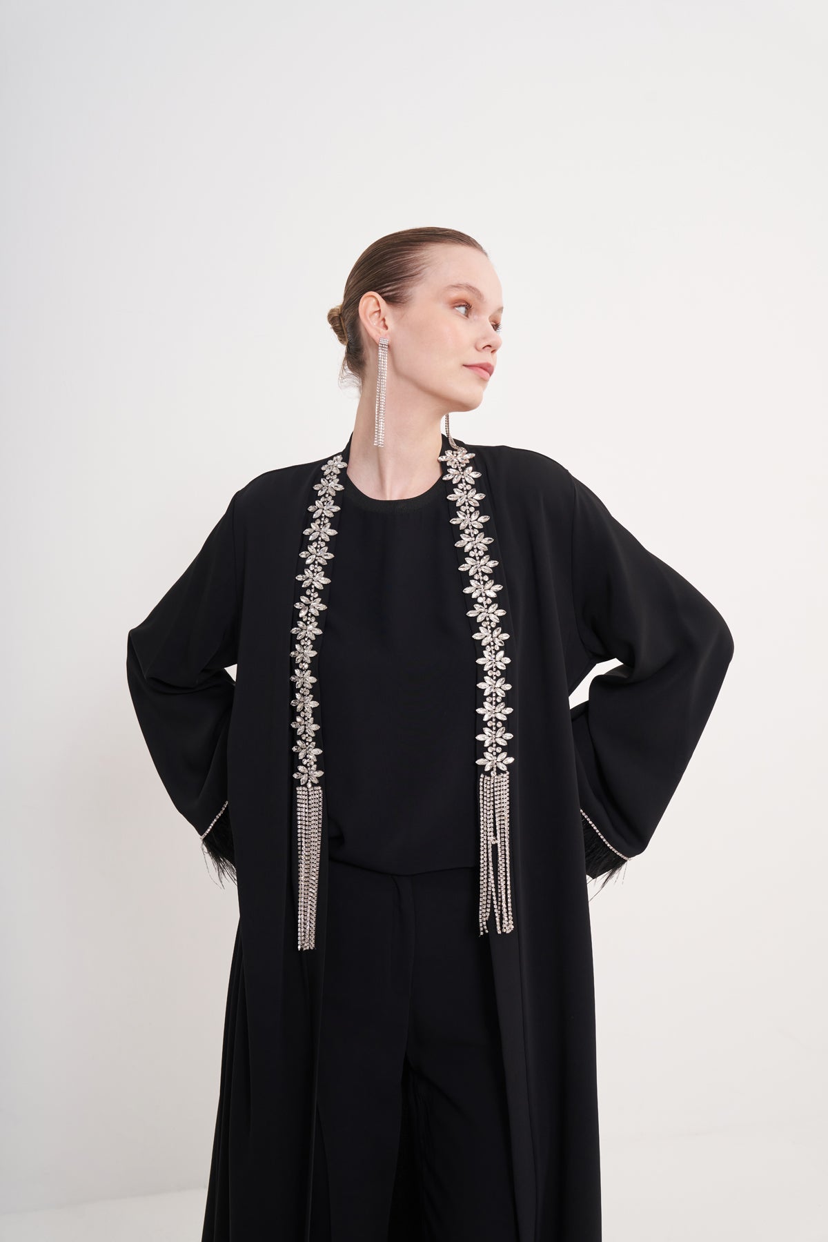 Önü Sarkık Taşlı Kolları Tüy Detaylı Abaya - siyah