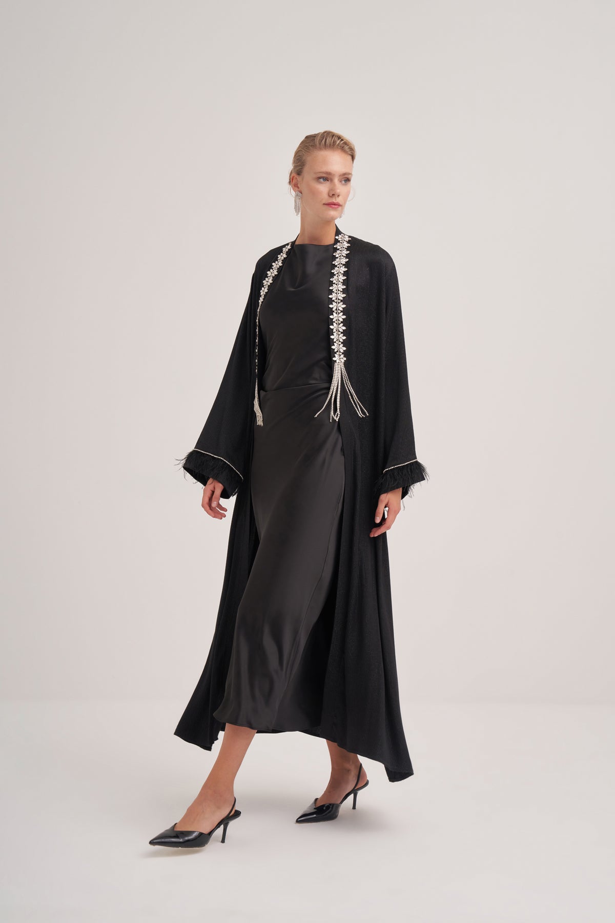 Önü Sarkık Taşlı Kolları Tüy Detaylı Abaya - SİYAH GÜMÜŞ
