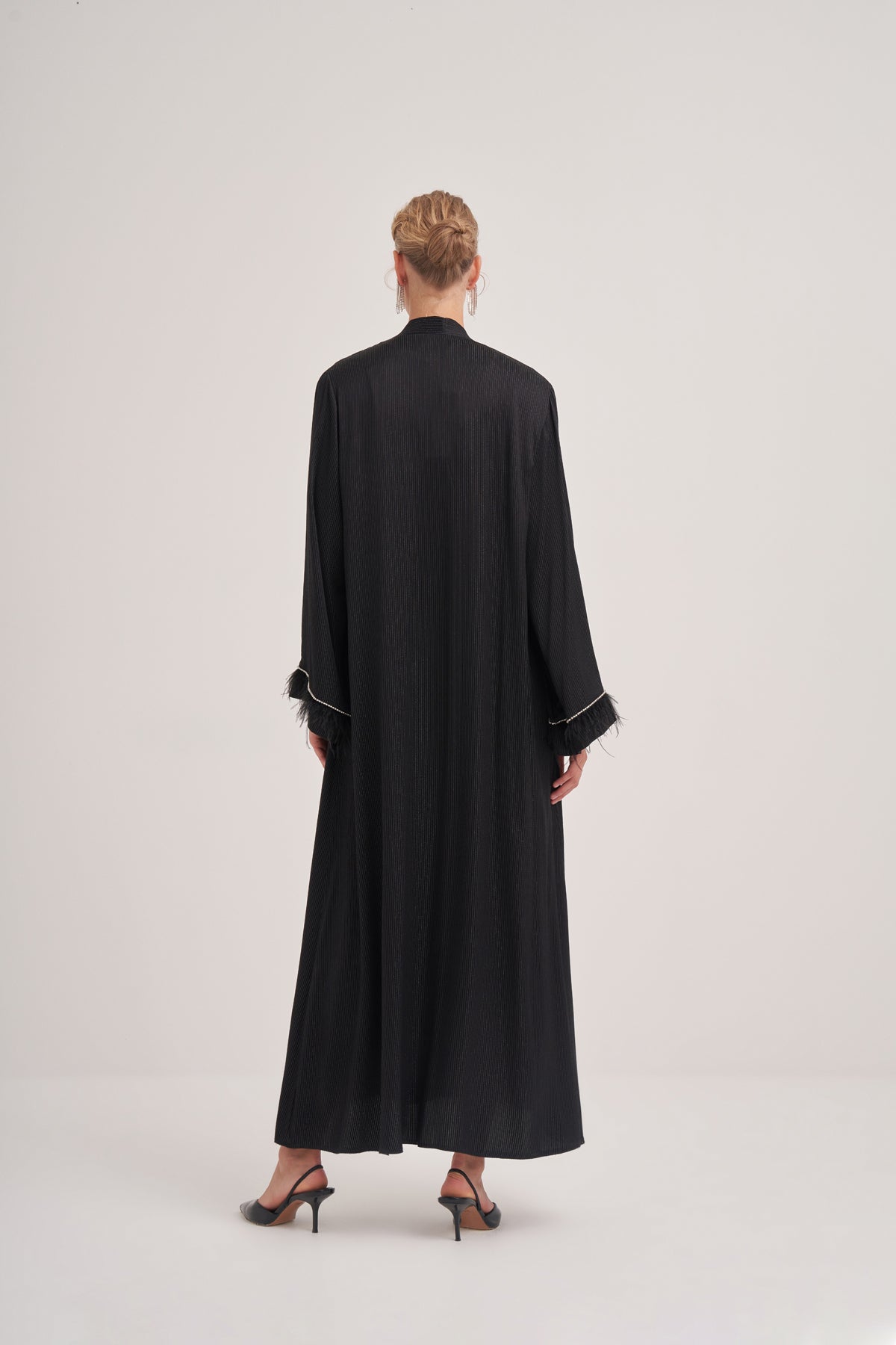 Önü Sarkık Taşlı Kolları Tüy Detaylı Abaya - SİYAH GÜMÜŞ