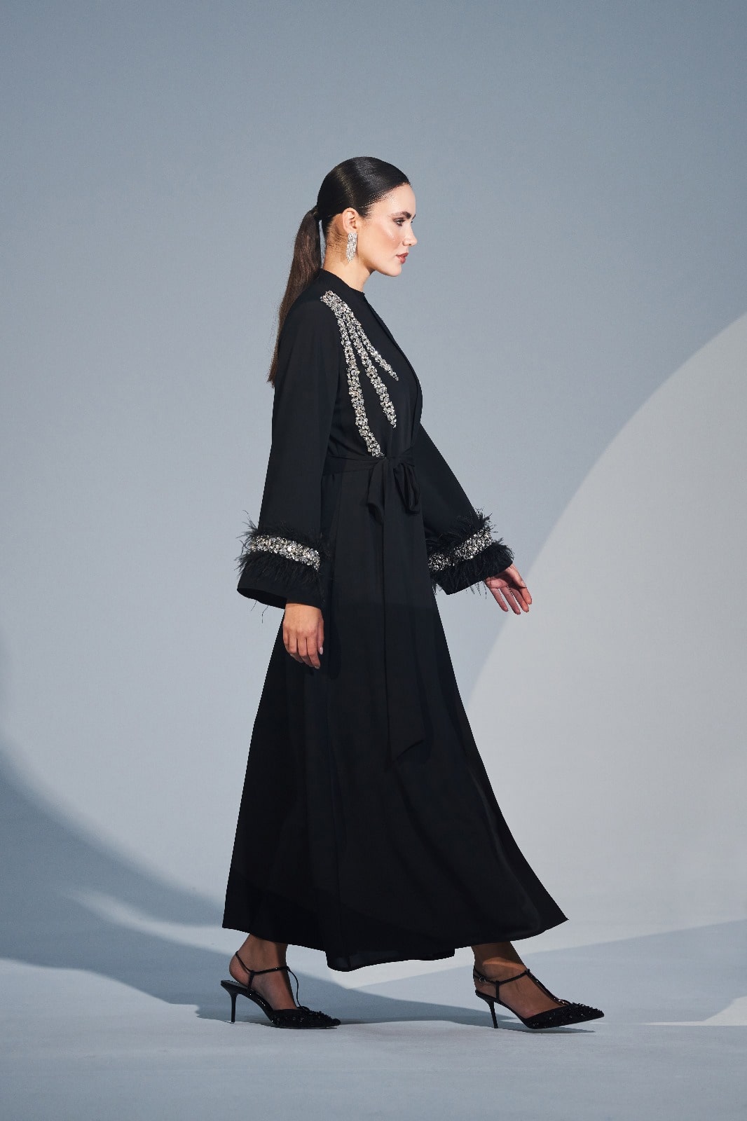 Kol Uçları Tüy ve Omuzdan Aşağı Taş İşleme Detaylı Abaya - siyah