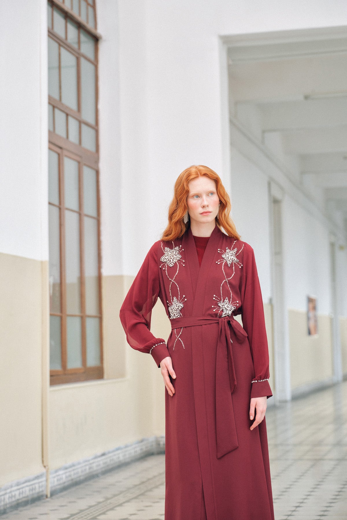 Kolları Şifon ve Omuzdan Aşağı Taş İşleme Detaylı Abaya - bordo