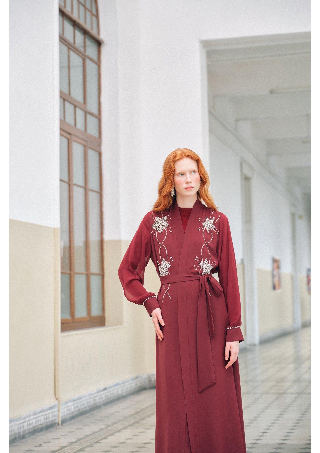 Kolları Şifon ve Omuzdan Aşağı Taş İşleme Detaylı Abaya - bordo