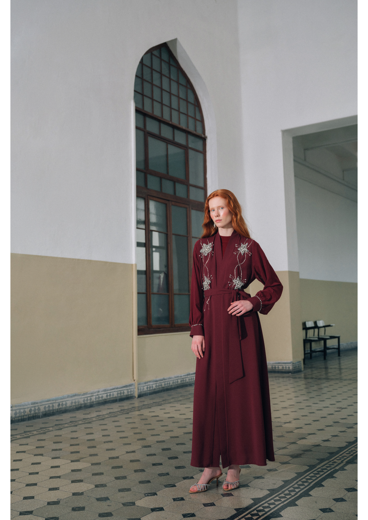 Kolları Şifon ve Omuzdan Aşağı Taş İşleme Detaylı Abaya - bordo