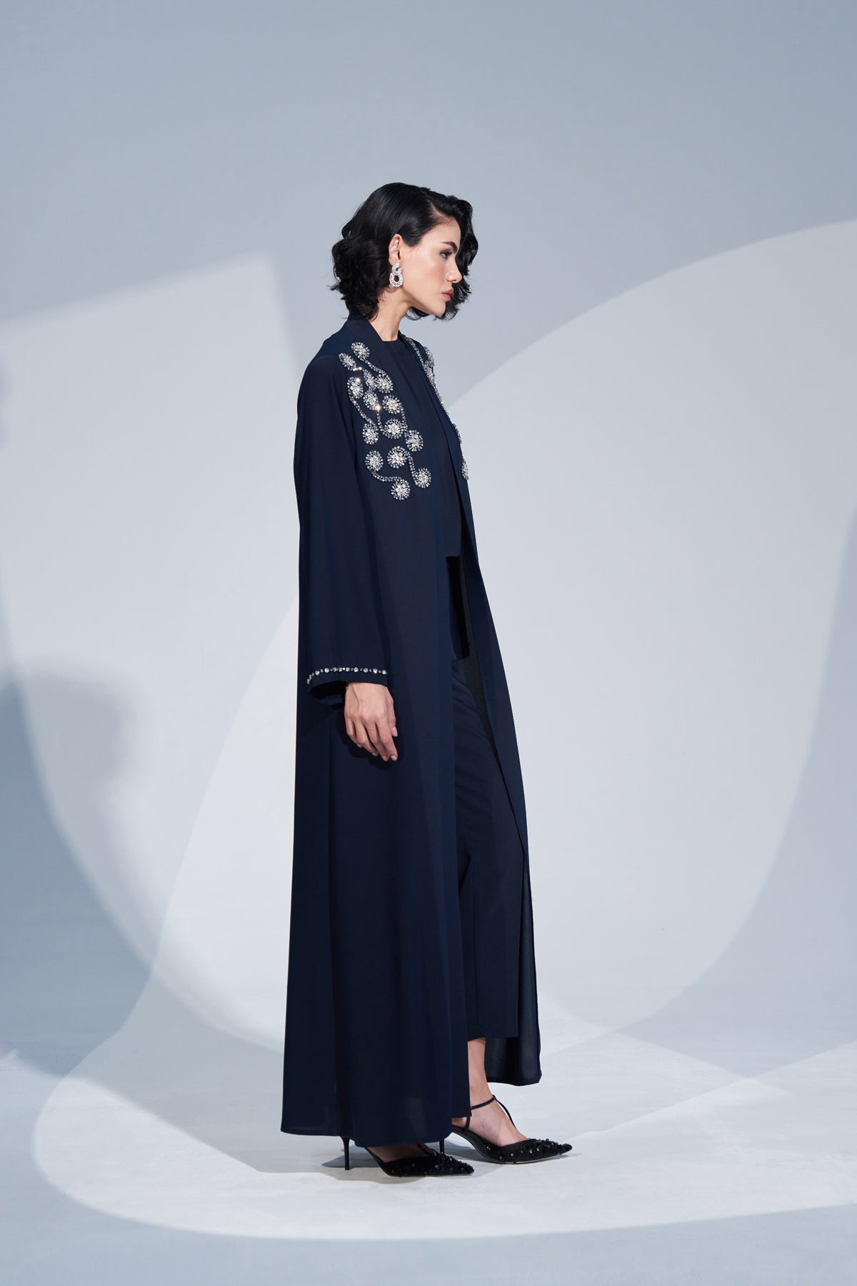 Omuzdan Aşağı El İşleme Detaylı Pervazlı Abaya - Lacivert