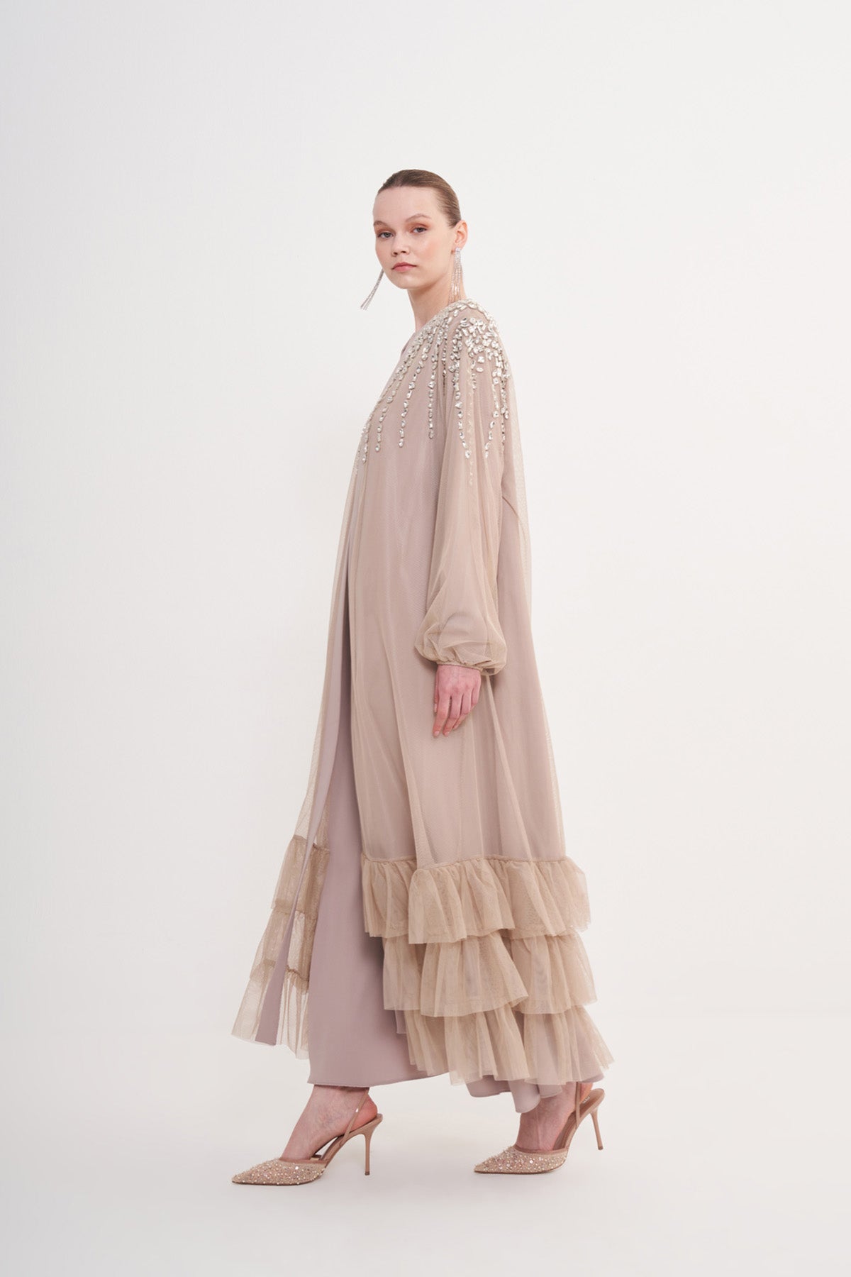 Taş Baskılı Eteği Fırfır Detaylı Tül Abaya - bej