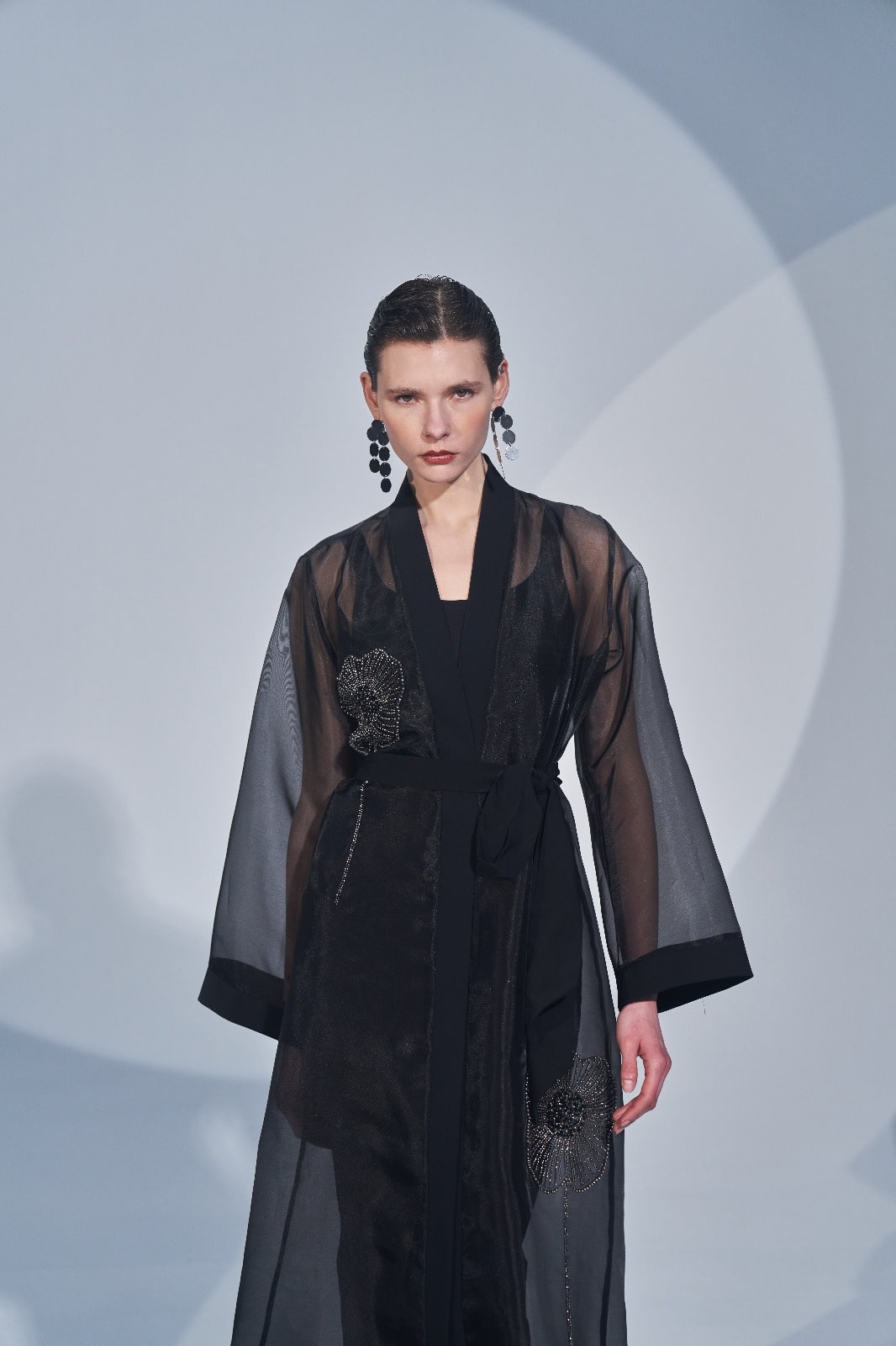 Çiçek Nakış Desen Detaylı Organze Abaya - siyah
