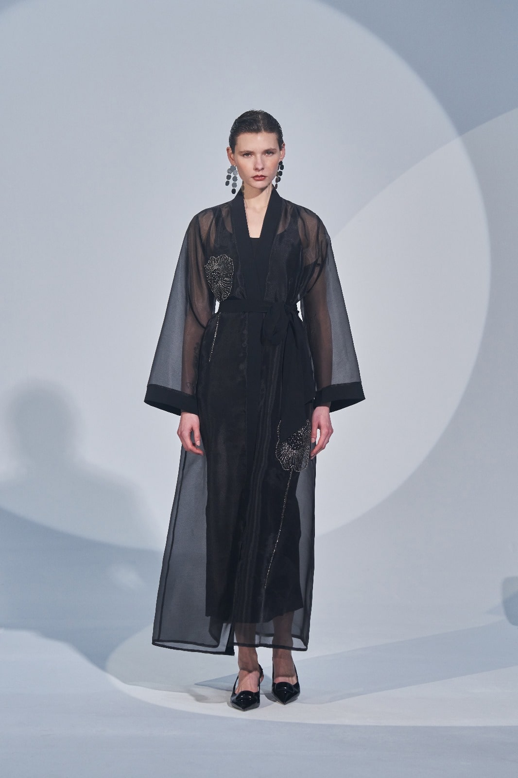 Çiçek Nakış Desen Detaylı Organze Abaya - siyah