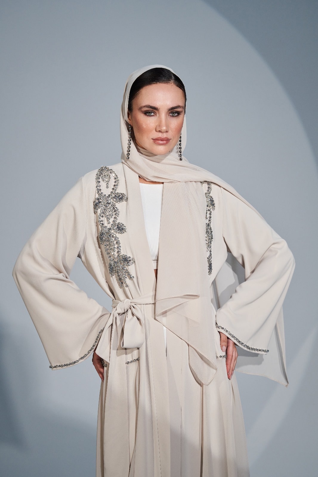 Omuz Boncuk İşleme Detaylı Etek Yanları Şifonlu Abaya - bej