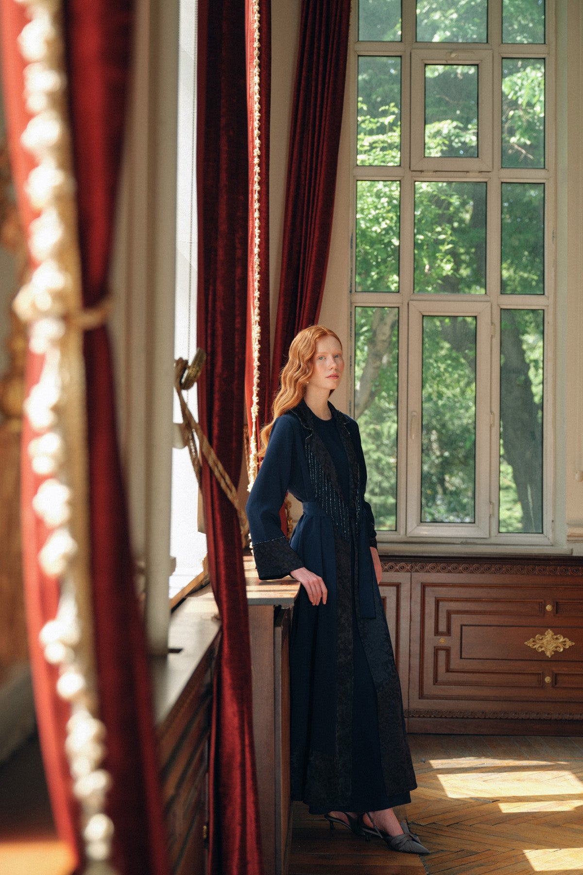 Püskül ve Taş Boncuk İşleme Detaylı Abaya - lacivert