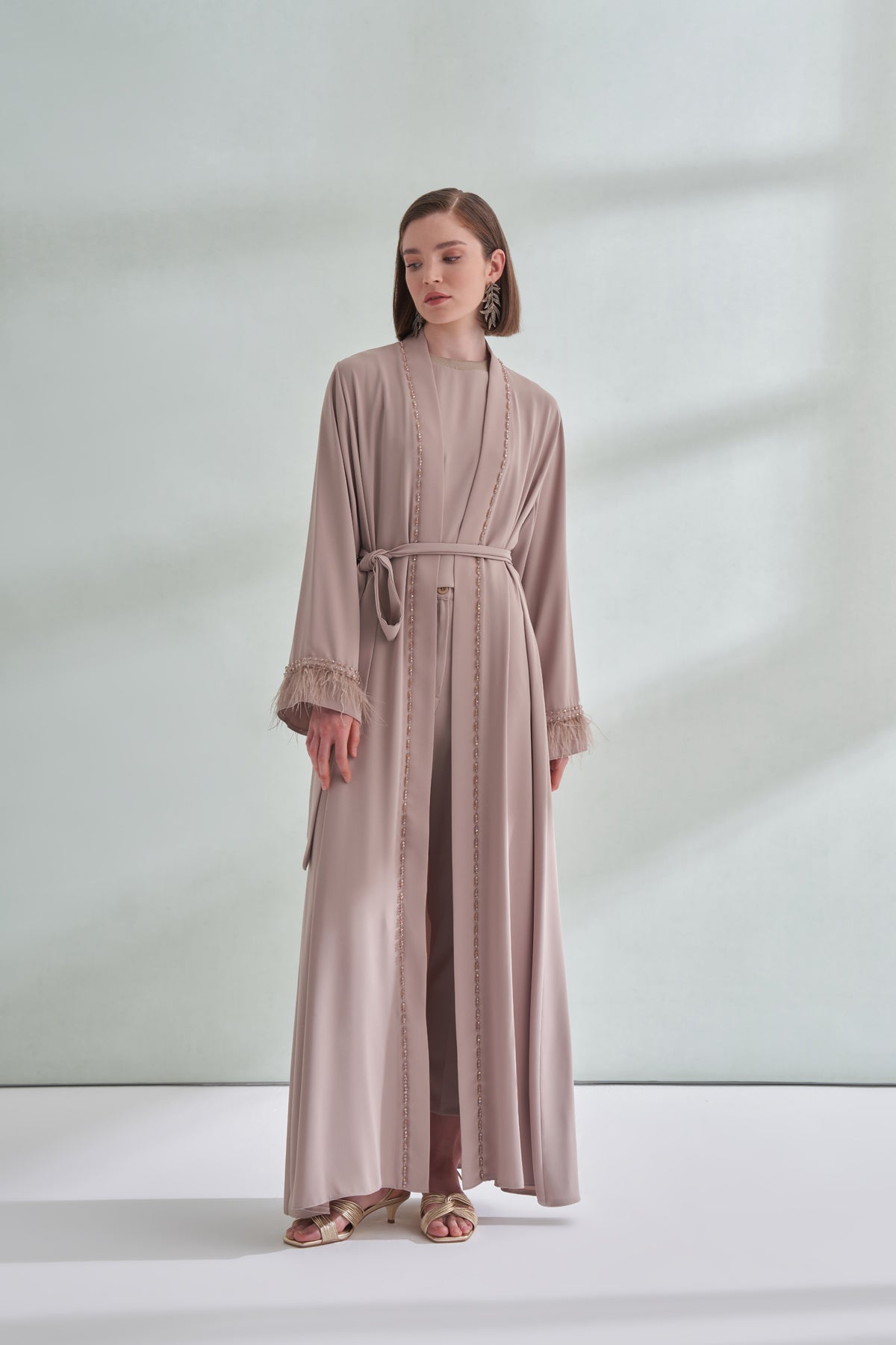 Elişi Ve Kolları Tüy Detaylı Abaya - bej