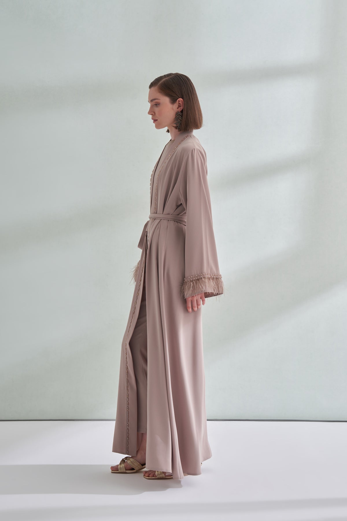 Elişi Ve Kolları Tüy Detaylı Abaya - bej