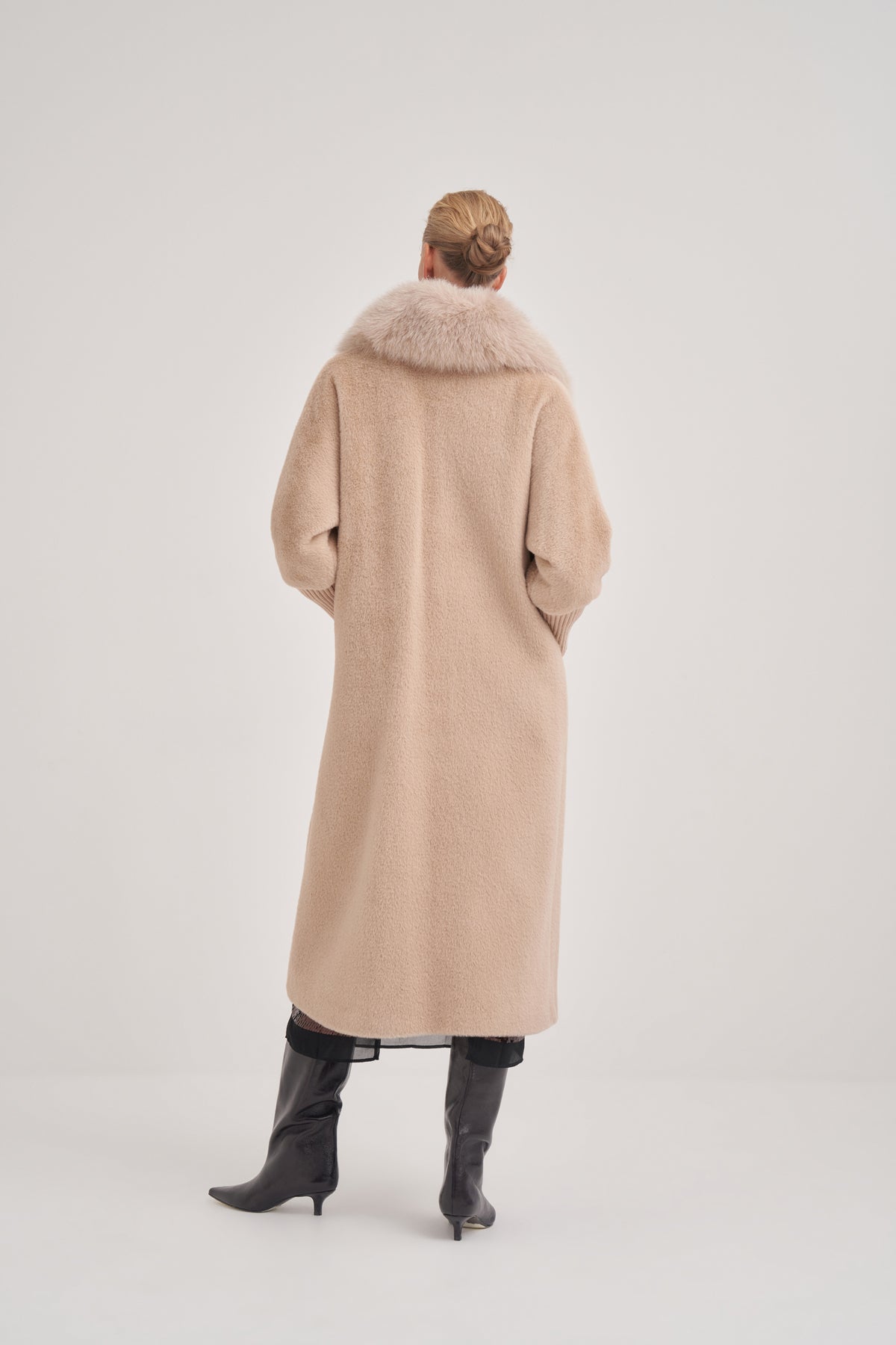 Yakası Kürklü Triko Detaylı Angora Kap - açık bej