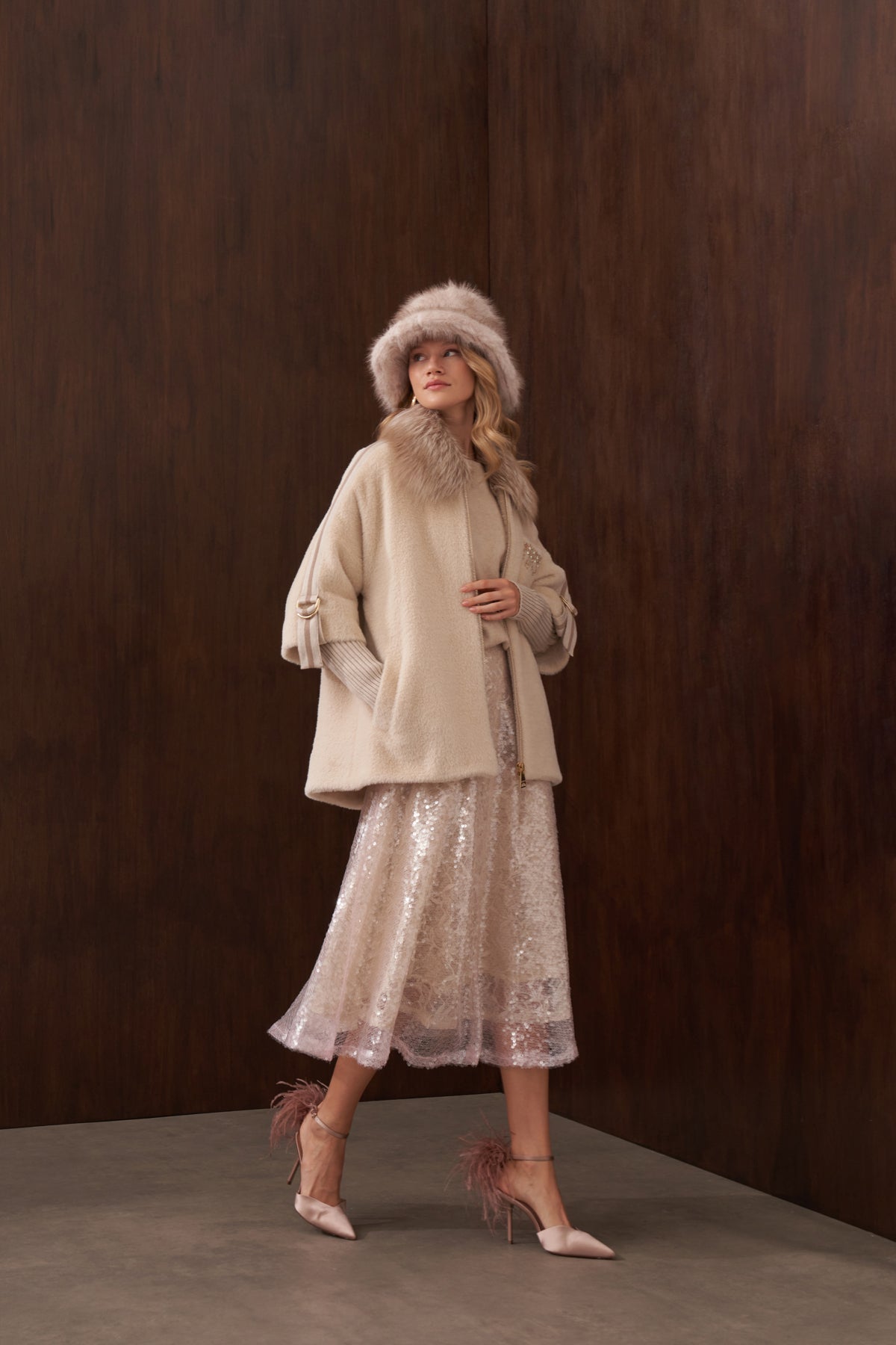 Elişi Cep ve Triko Detaylı Kürklü Angora Kaban - açık bej