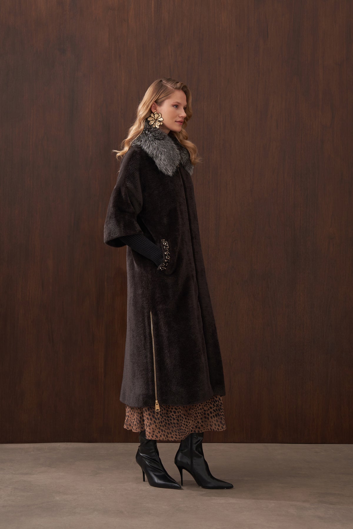 Kürklü Elişi ve Triko Detaylı Angora Kaban - siyah