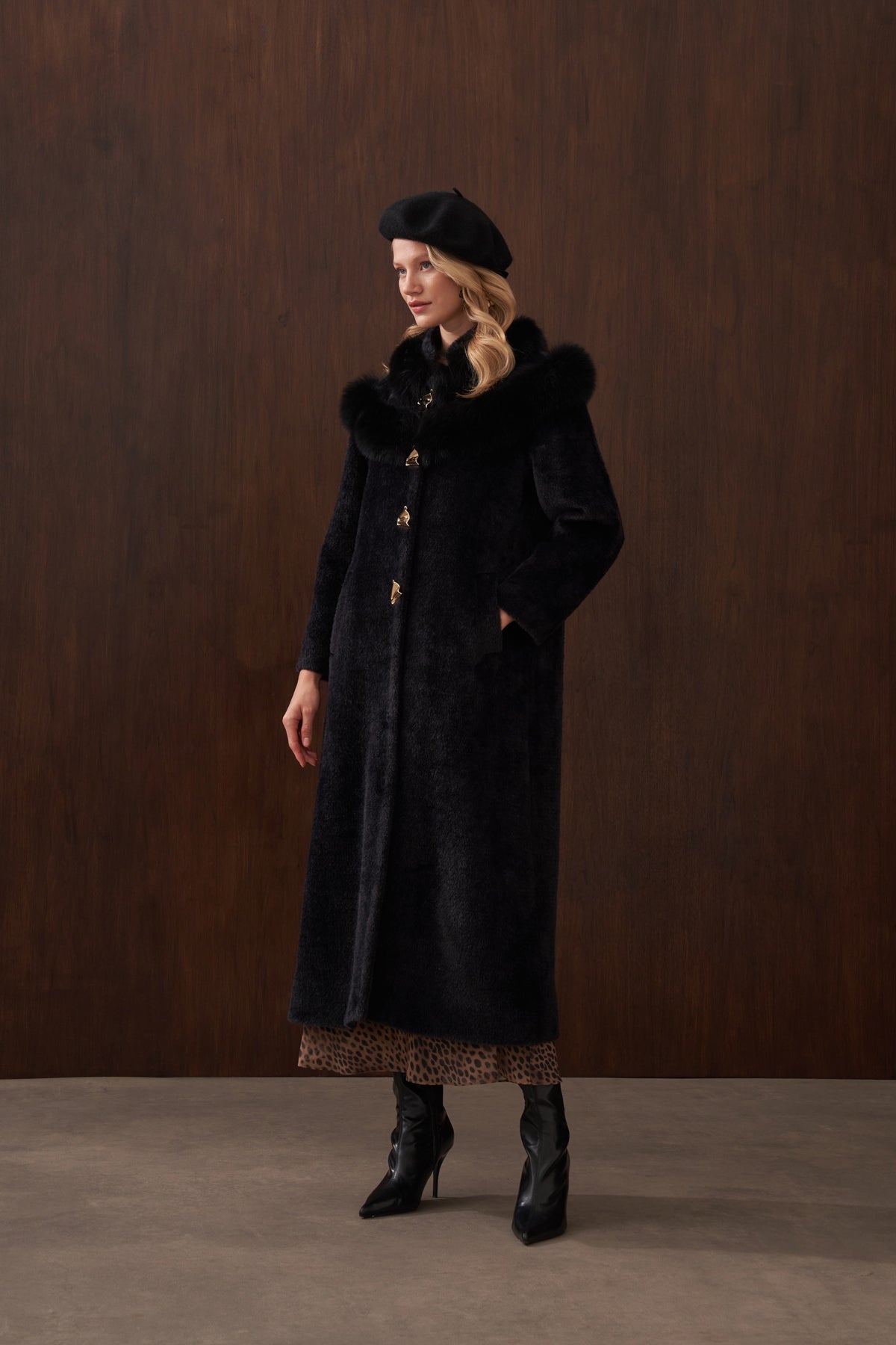 Omuzu Kürk Detaylı Düğmeli Angora Kaban - siyah