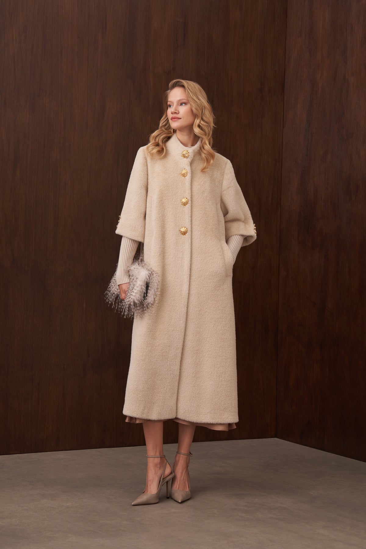 Hakim Yaka Triko ve Düğme Detaylı Angora Kaban - açık bej