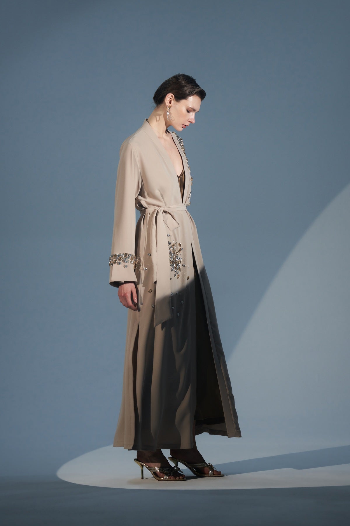 Kollarda ve Ön Kısımlarda Taş İşlemeli Abaya - bej