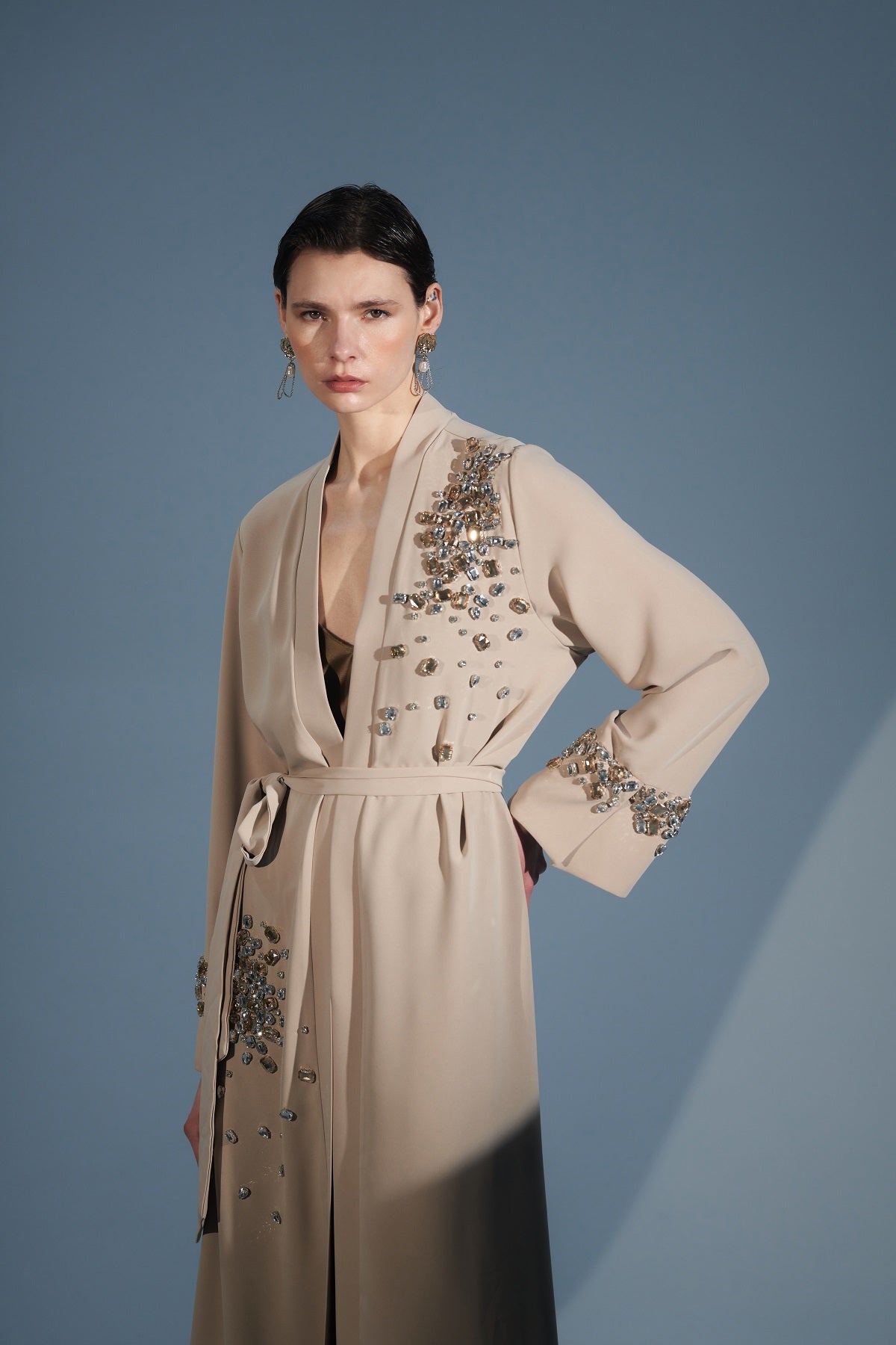 Kollarda ve Ön Kısımlarda Taş İşlemeli Abaya - bej
