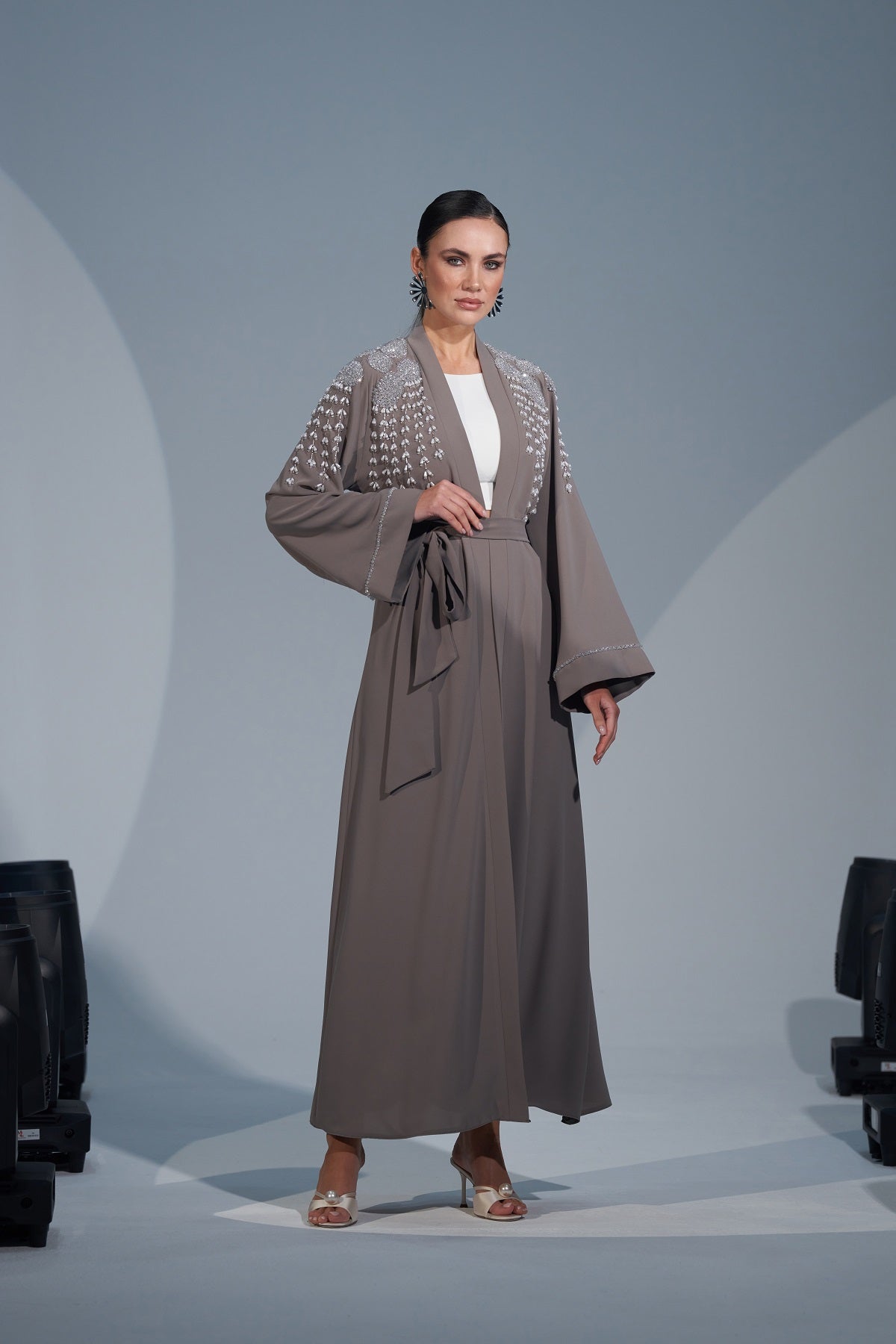 Omuzdan Aşağı Özel Desenlerle İşlenmiş Taş Detaylı Abaya - vizon