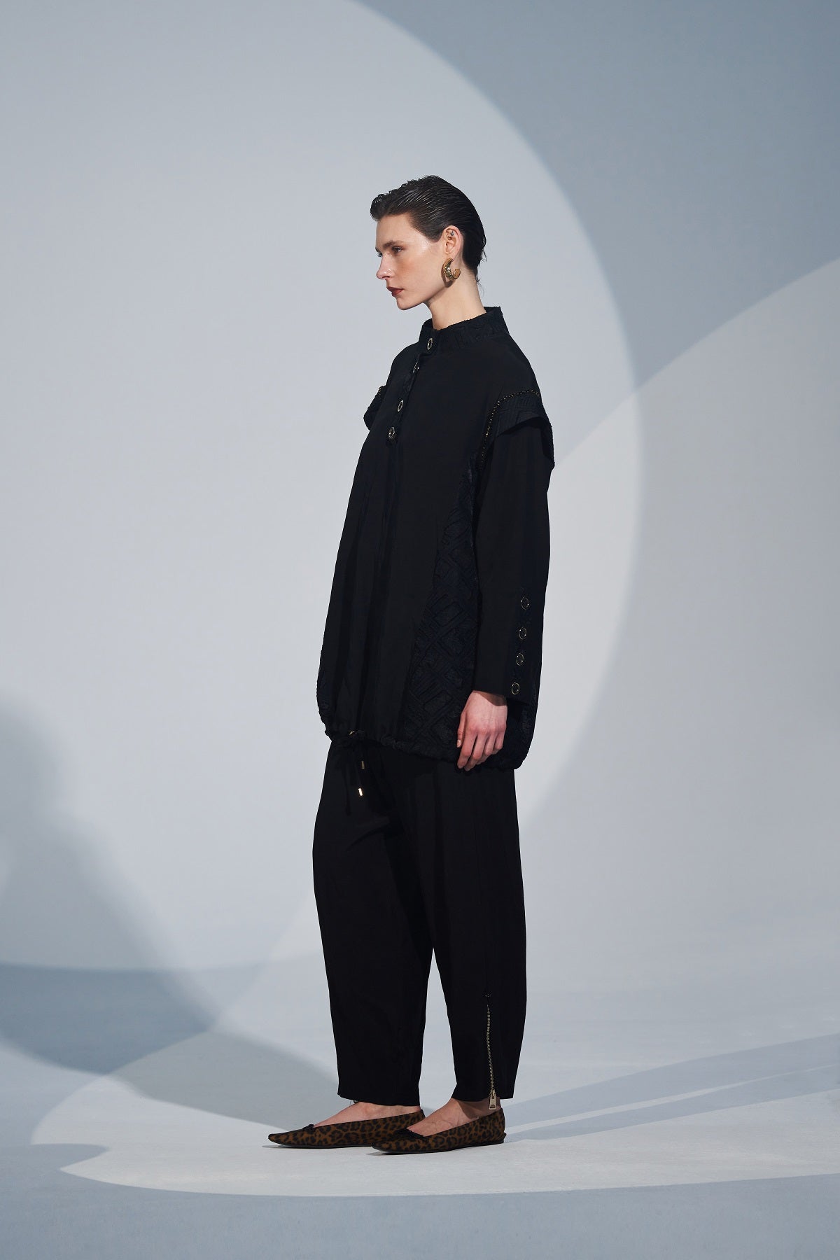 Ön Patlı ve Kollarda Boncuk İşleme Detaylı Takım - siyah