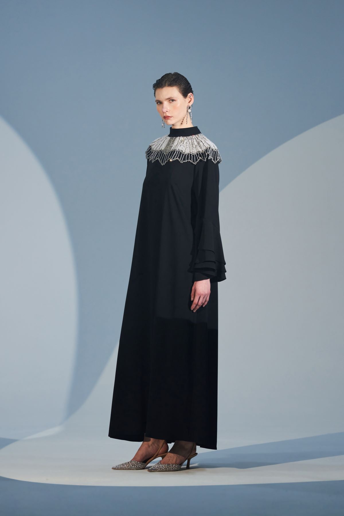 Yaka Aksesuarlı Volan Detaylı Kuşaklı Elbise - siyah