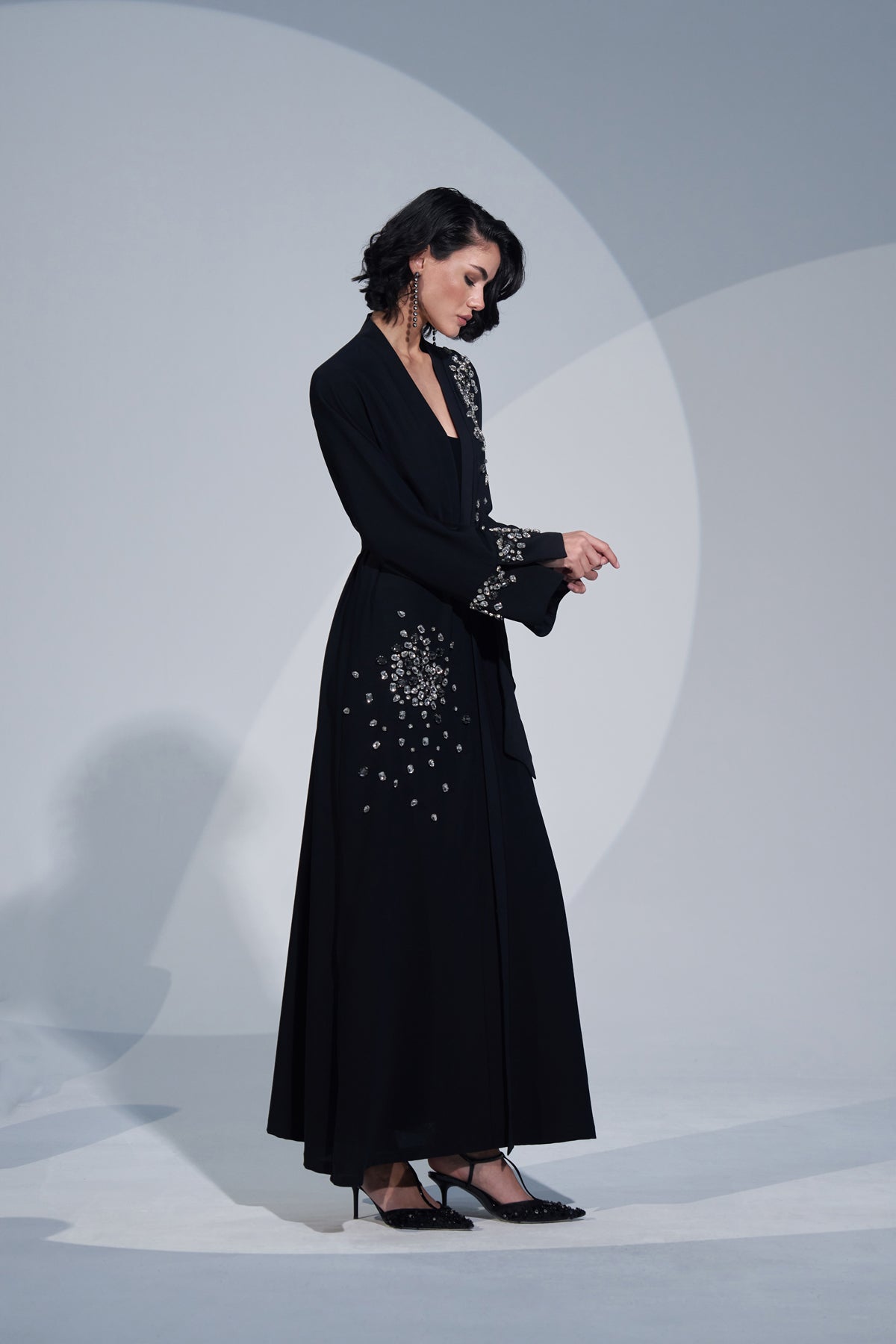Kollarda ve Ön Kısımlarda Taş İşlemeli Abaya - siyah