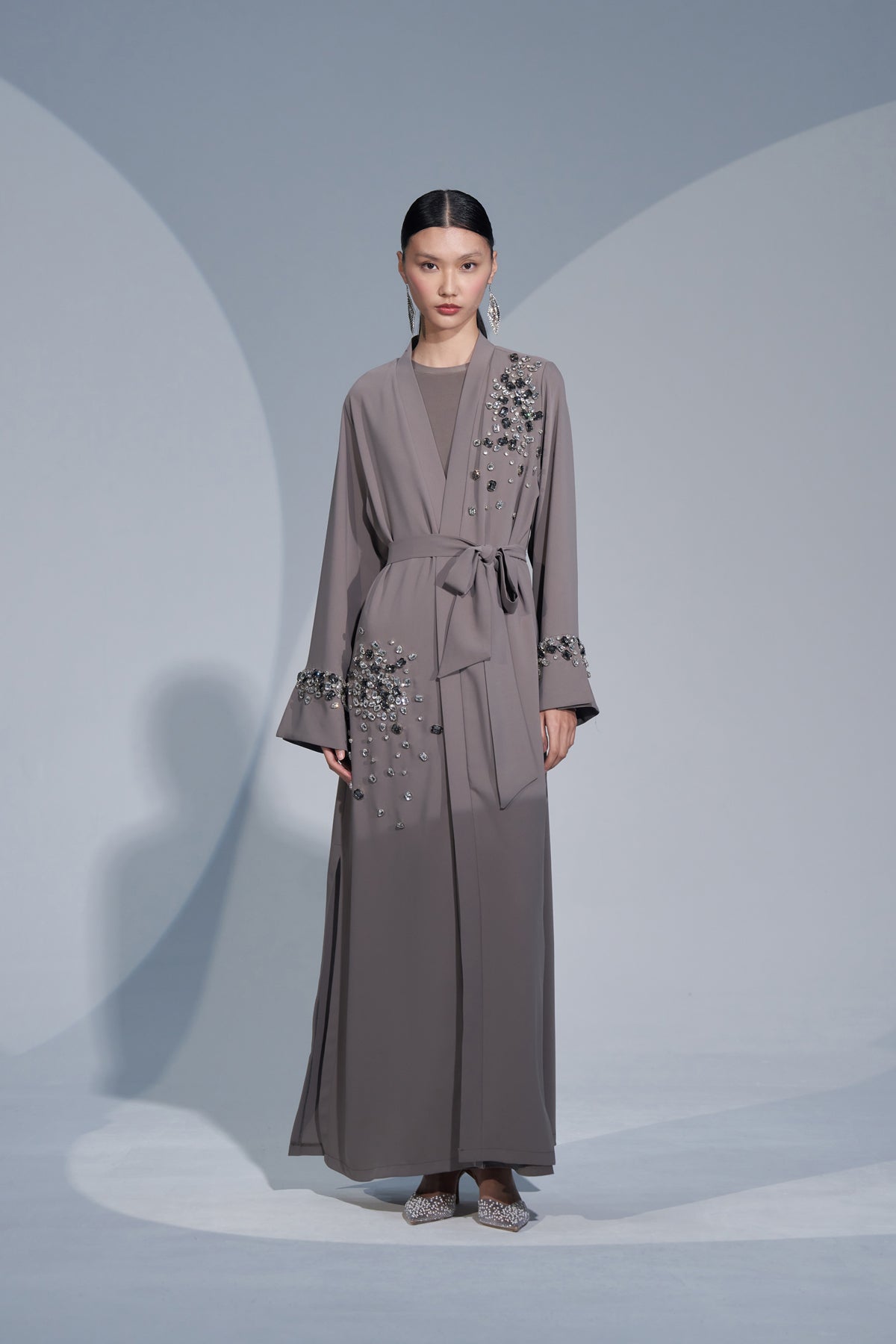 Kollarda ve Ön Kısımlarda Taş İşlemeli Abaya - vizon