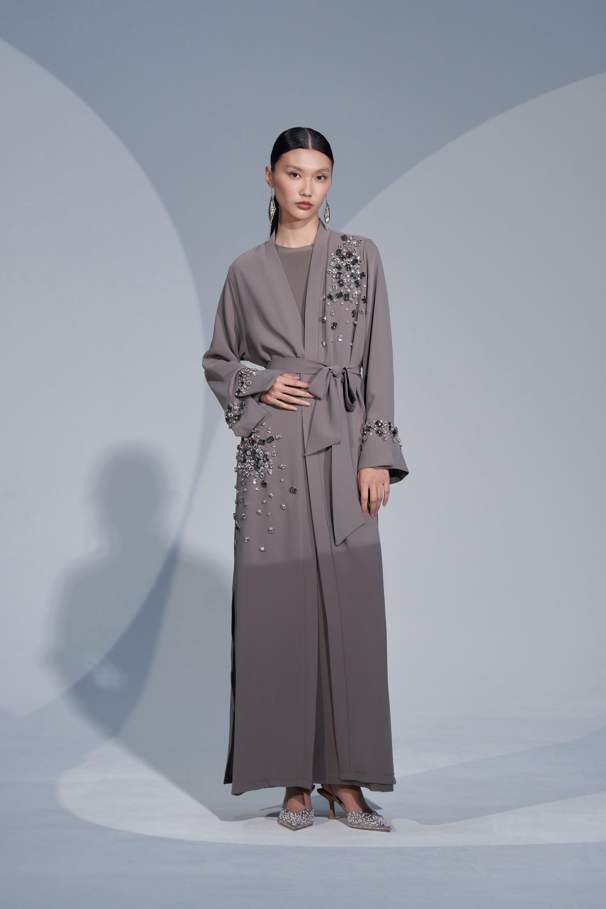 Kollarda ve Ön Kısımlarda Taş İşlemeli Abaya - vizon