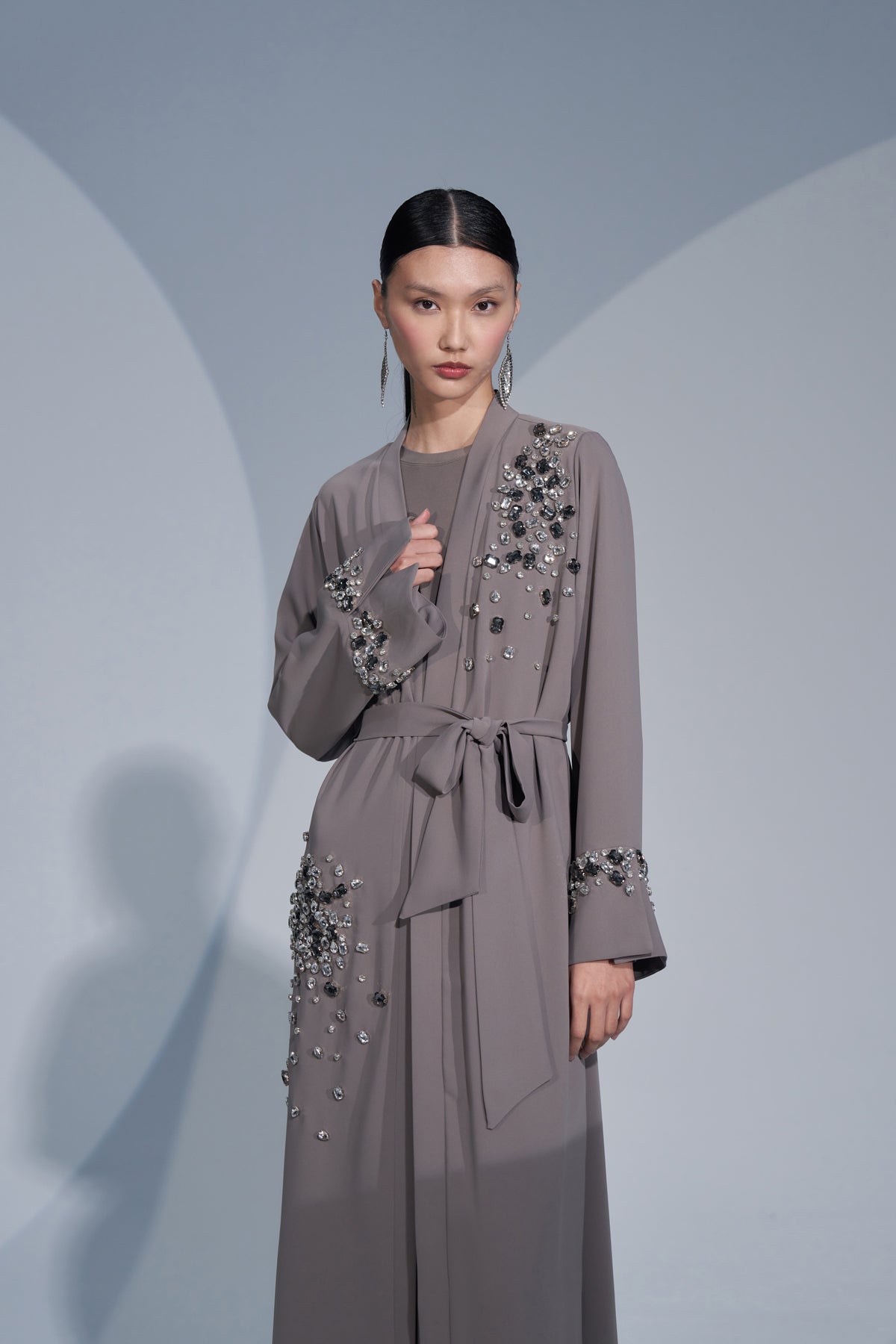 Kollarda ve Ön Kısımlarda Taş İşlemeli Abaya - vizon