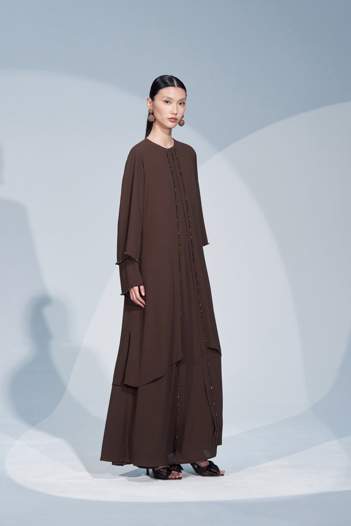 Önü Boydan Boncuk İşleme Detaylı Abaya - kahve