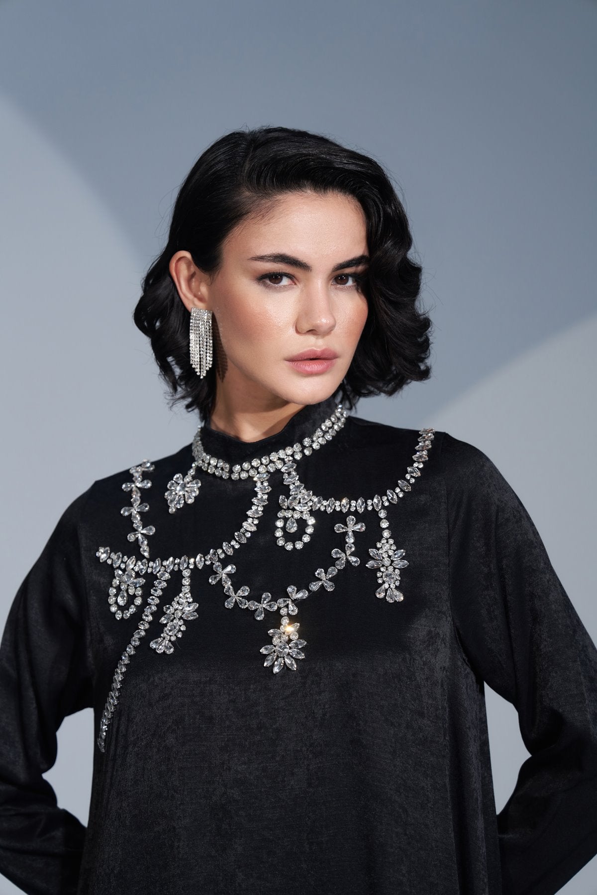 Kolları ve Yaka El İşi Taş İşleme Detaylı Elbise - siyah