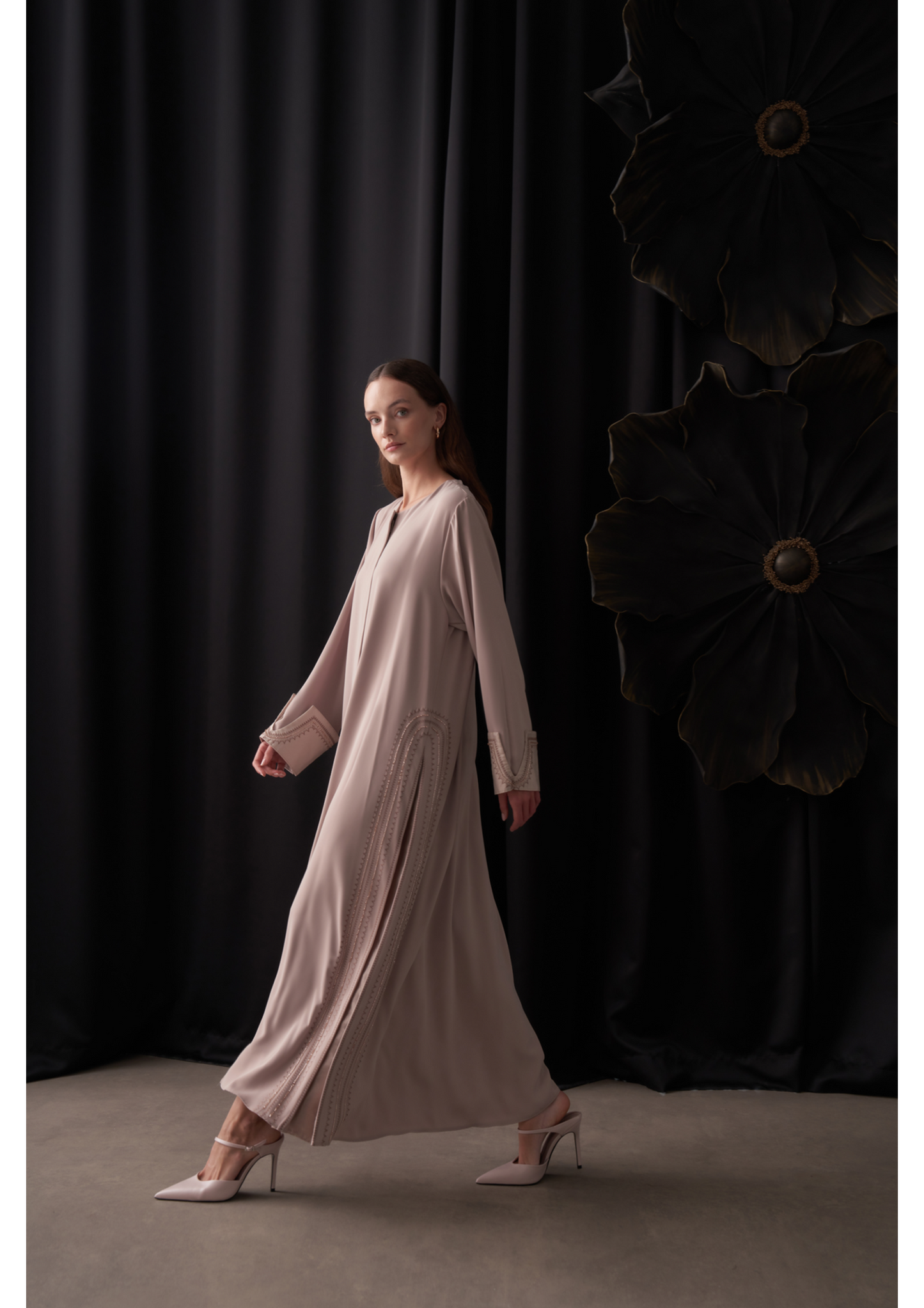 Kolları ve Etek Yanları Nakış Desen Detaylı Ferace - bej